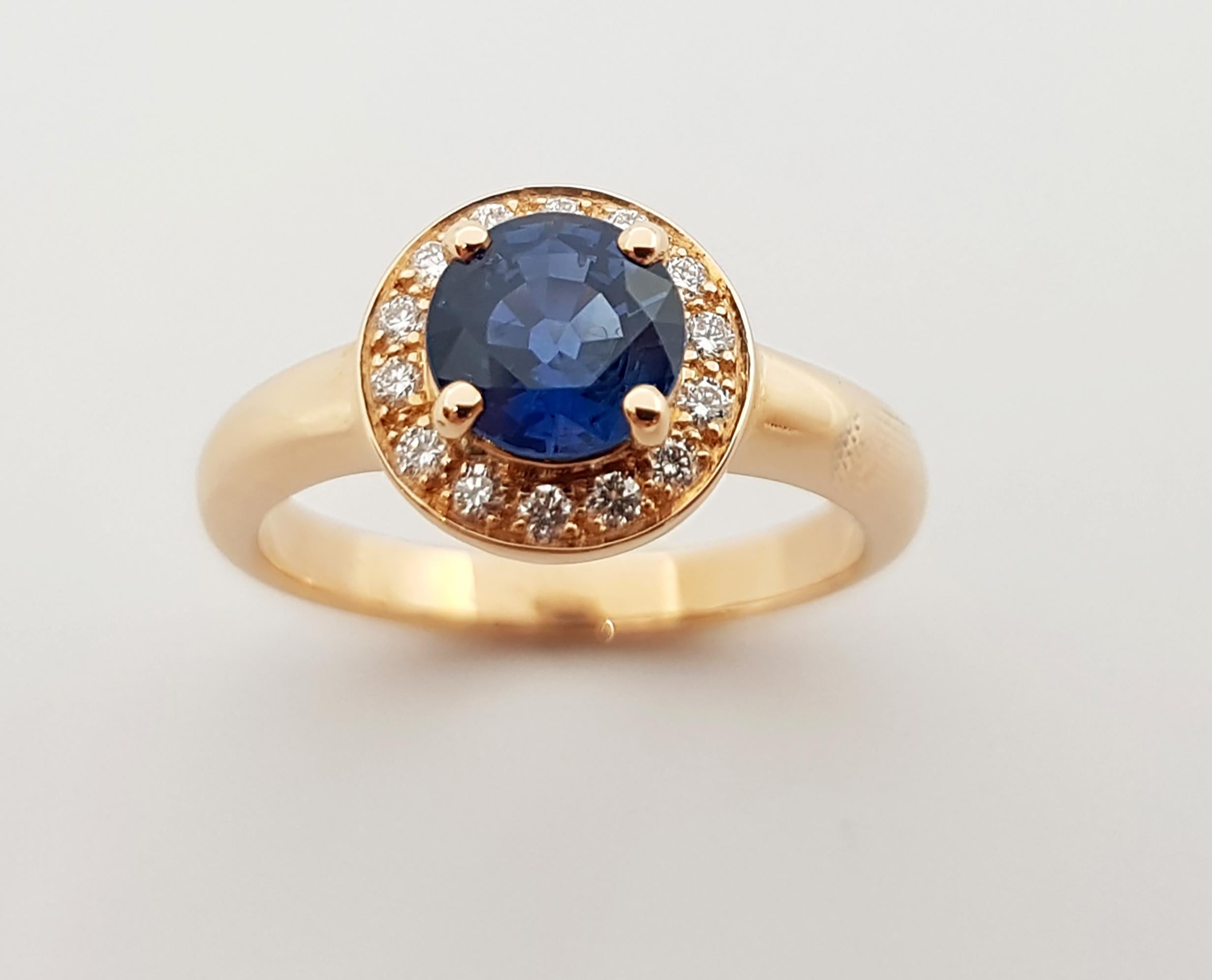 Bague en or rose 18 carats sertie d'un saphir bleu et d'un halo de diamants en vente 1