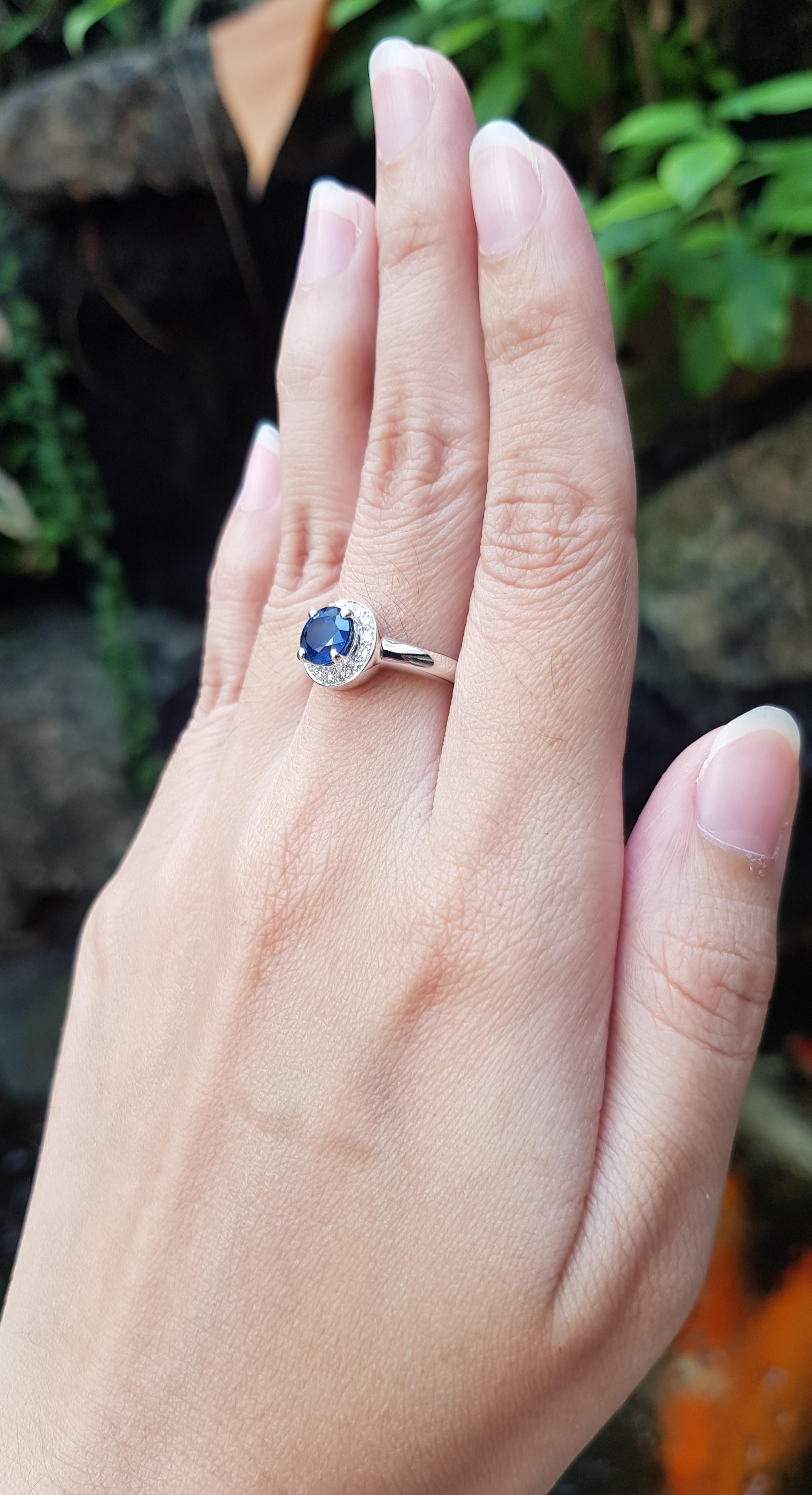 Contemporary Blue Sapphire with Diamond Halo Ring Set in 18 Karat White Gold Settings For Sale