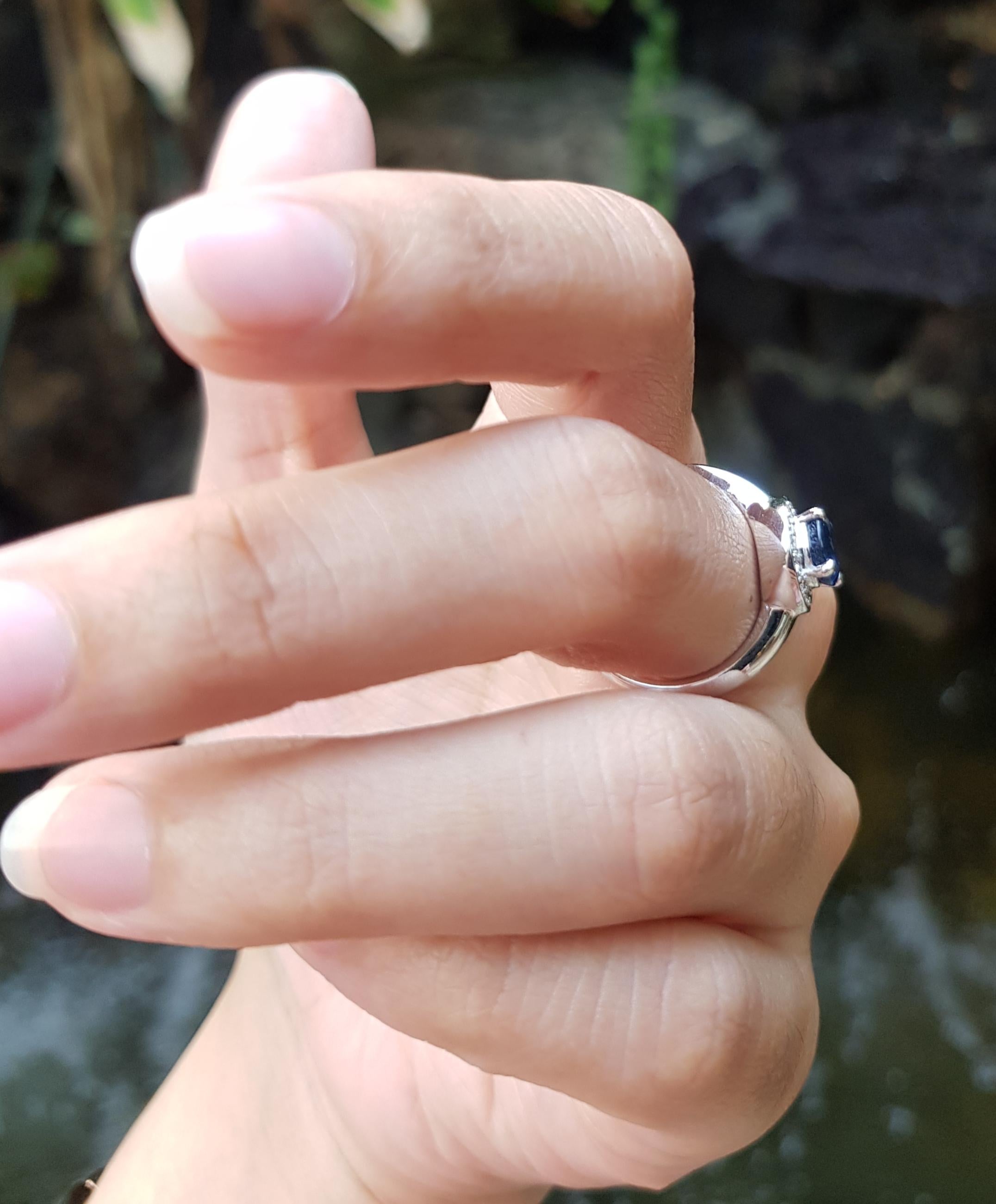 Bague en or blanc 18 carats sertie d'un saphir bleu et d'un halo de diamants Pour femmes en vente