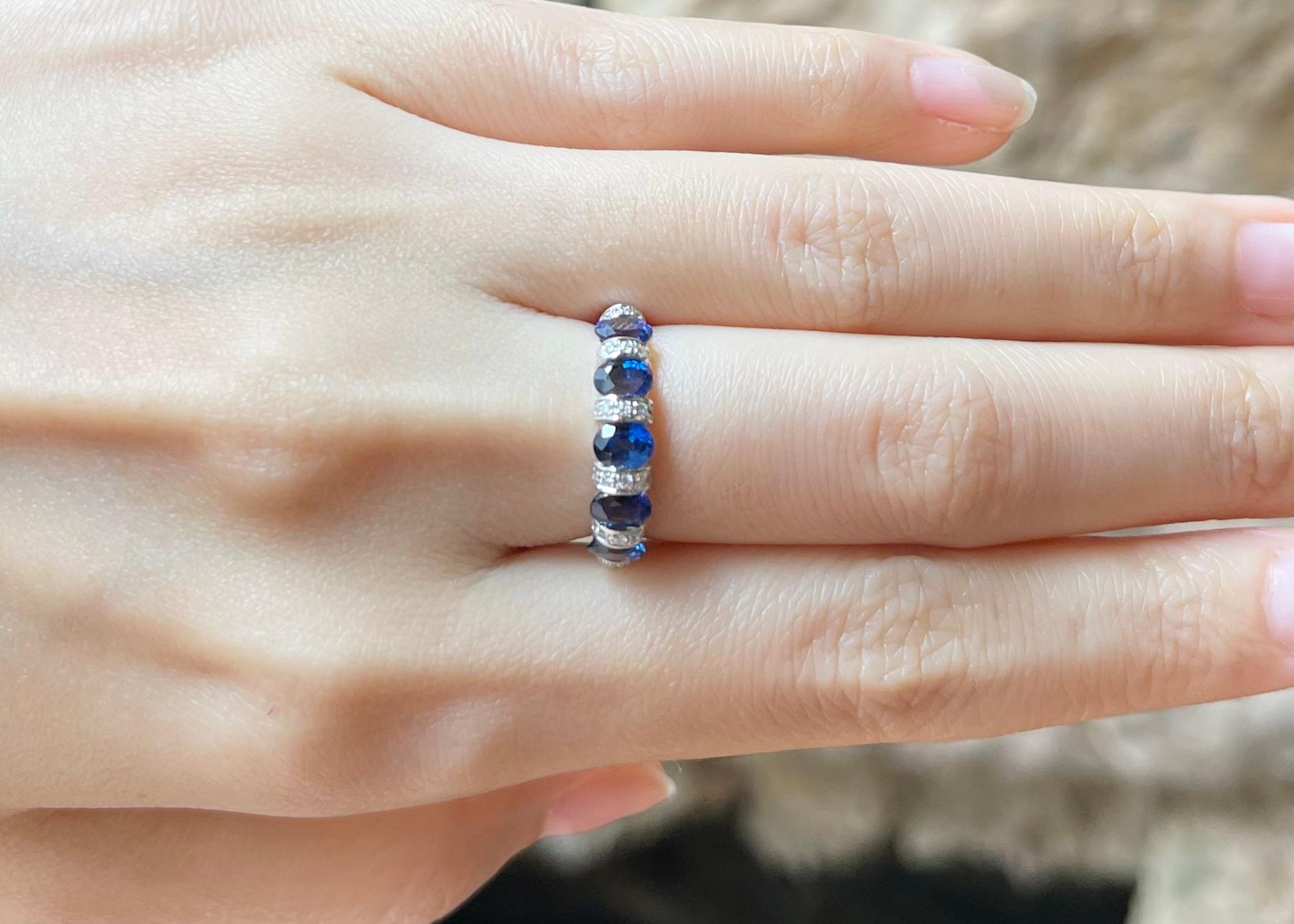 Contemporary Blue Sapphire with Diamond ing set in 18K White Gold Settings For Sale