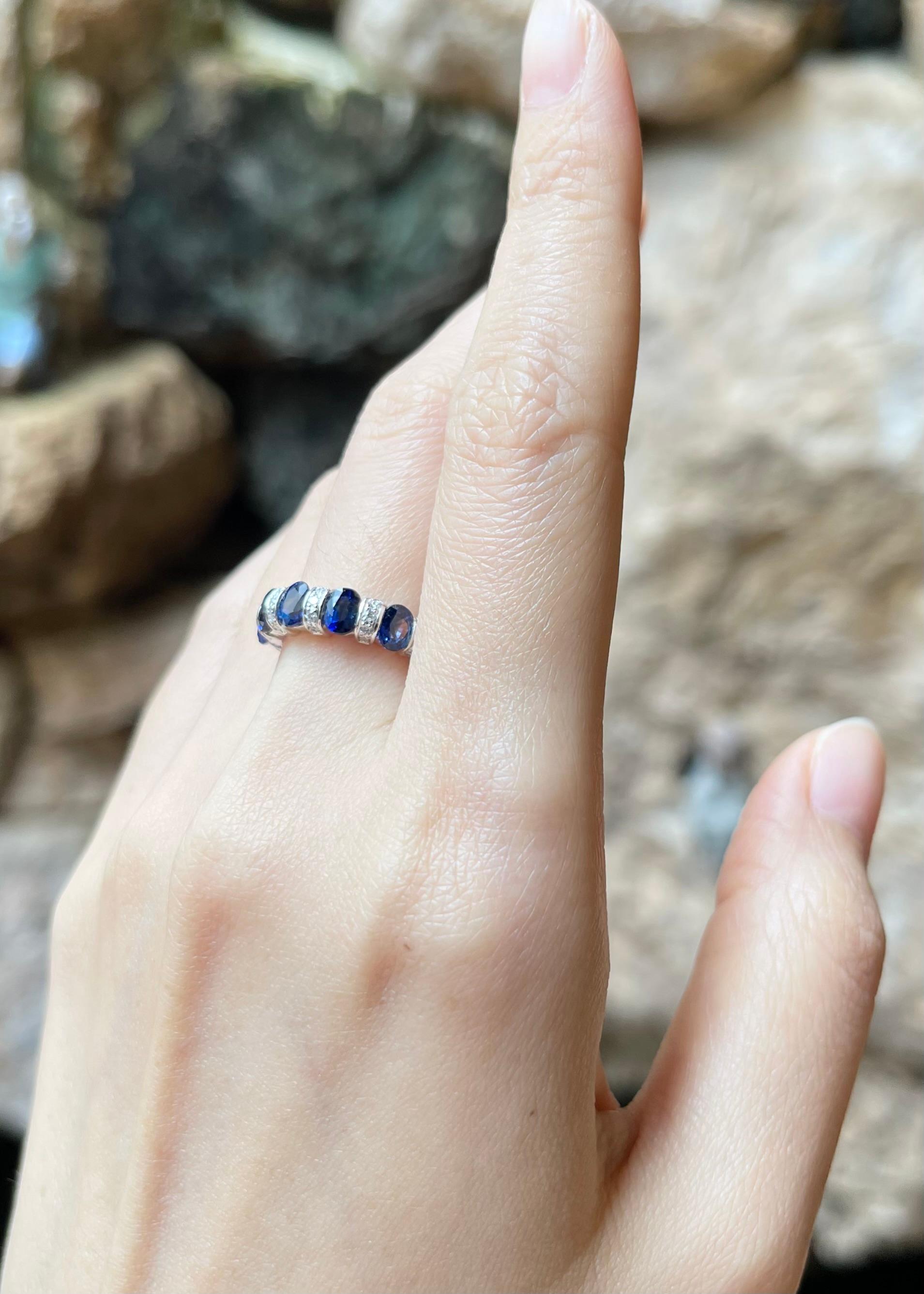 Blue Sapphire with Diamond ing set in 18K White Gold Settings In New Condition For Sale In Bangkok, TH