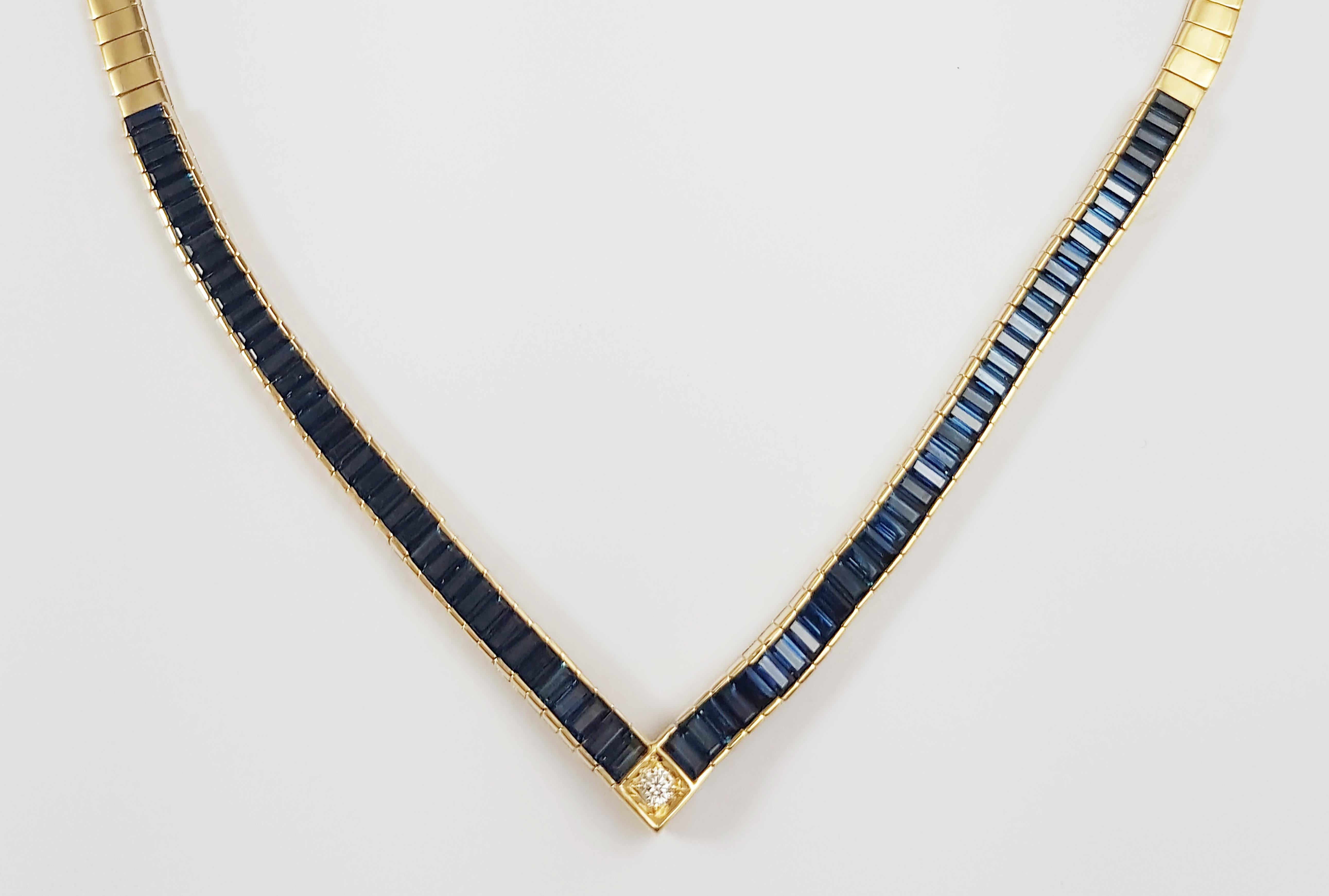 Zaffiro blu 12,02 carati e diamante 0,09 carati - Collana con montatura in oro 18 carati

Larghezza:  0.5 cm 
Lunghezza: 42,0 cm
Peso totale: 38.13 grammi

