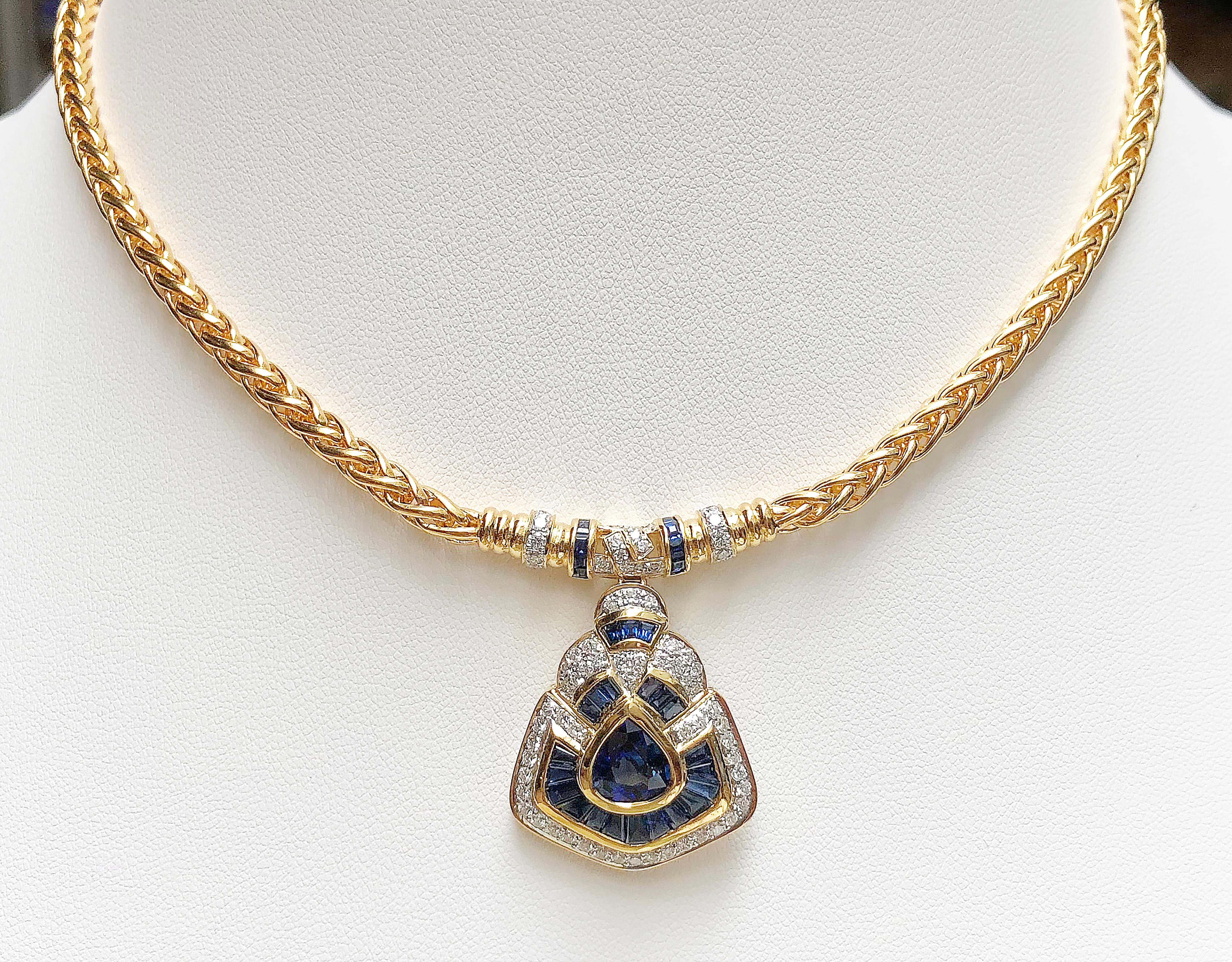 Collier composé d'un saphir bleu de 1,55 carat, d'un saphir bleu de 3,58 carats et d'un diamant de 1,33 carat, le tout dans une monture en or 18 carats

Largeur :  3.6 cm 
Longueur : 38,0 cm
Poids total : 37,51 grammes

