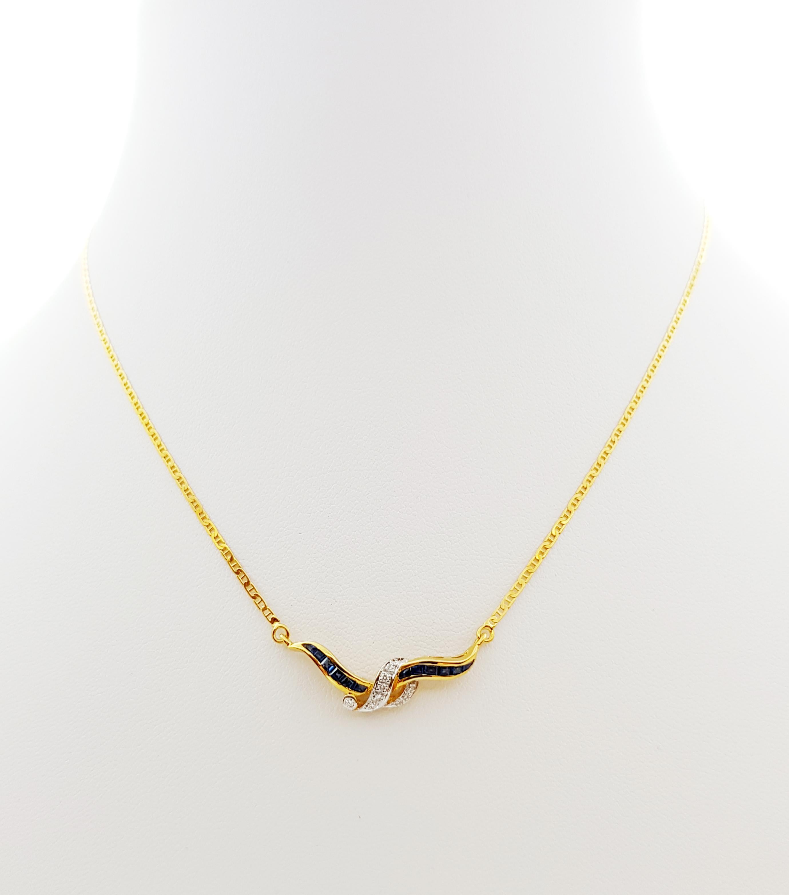 Collana con zaffiro blu da 0,38 carati e diamante da 0,06 carati con montatura in oro 18 carati

Larghezza: 1.4 cm 
Lunghezza: 43.0 cm
Peso totale: 4.28 grammi

