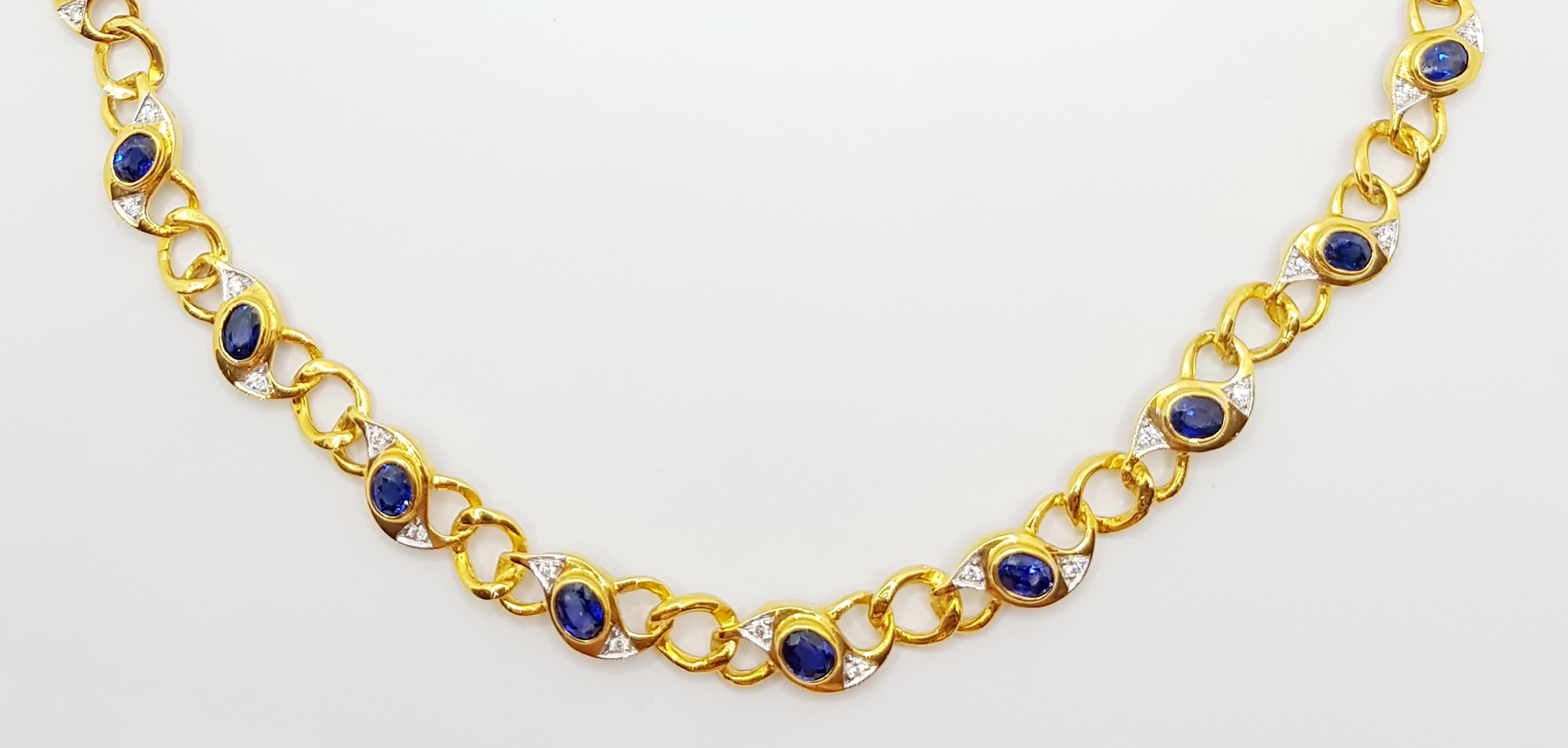 Taille ovale Collier en or 18 carats serti d'un saphir bleu et de diamants en vente