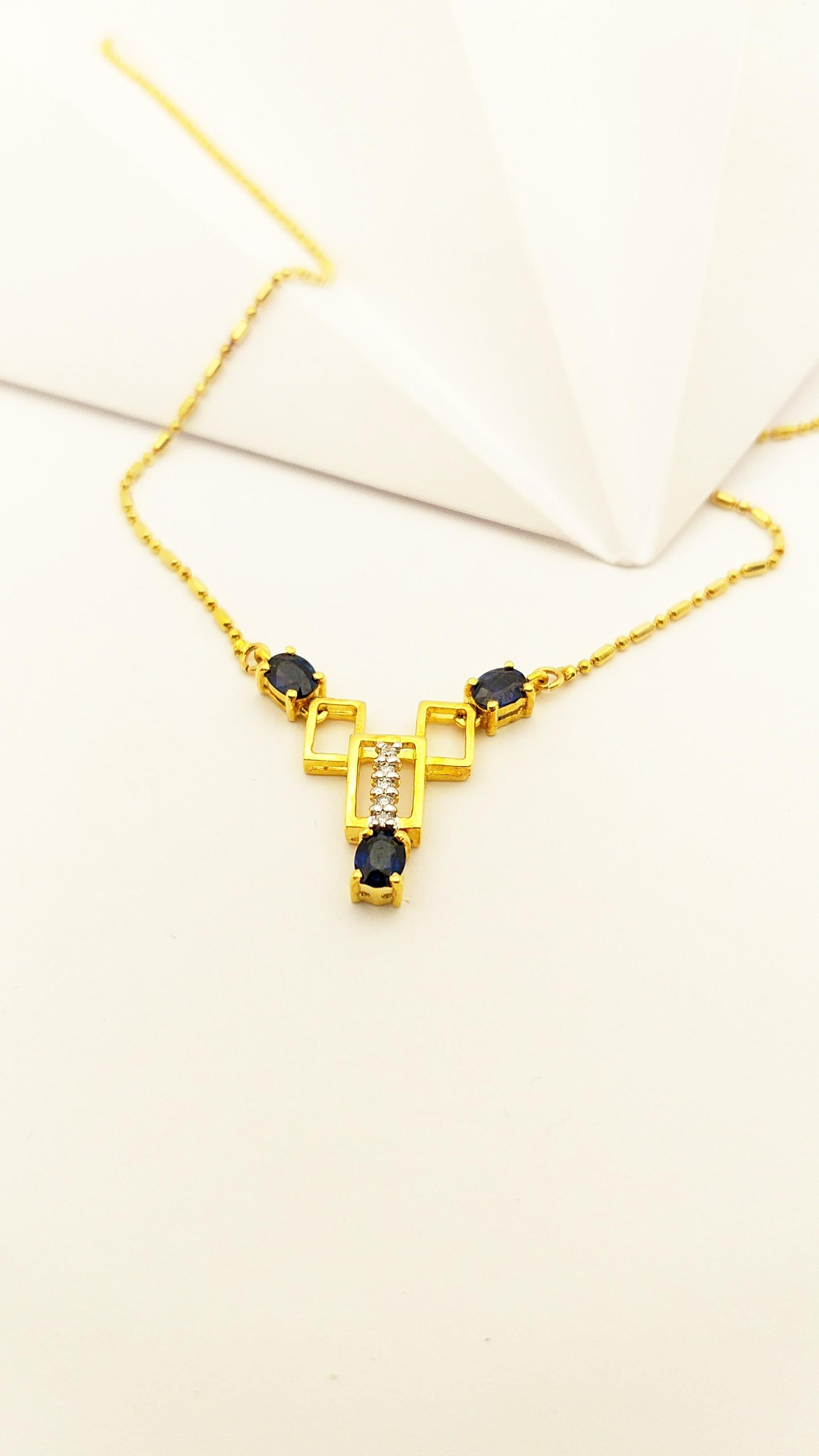 Taille ovale Collier en or 18 carats serti d'un saphir bleu et de diamants en vente