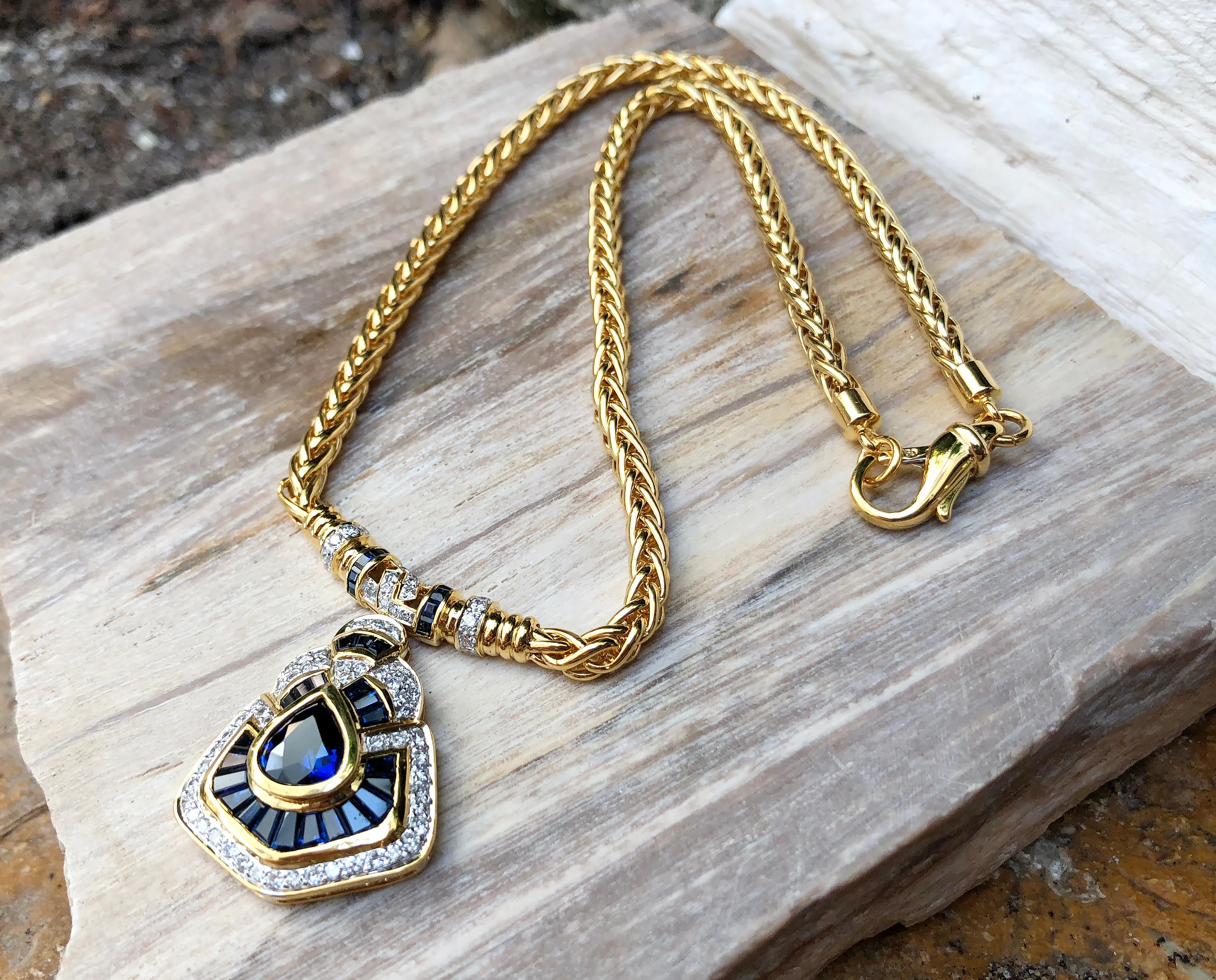 Collier en or 18 carats serti d'un saphir bleu et de diamants Neuf - En vente à Bangkok, TH