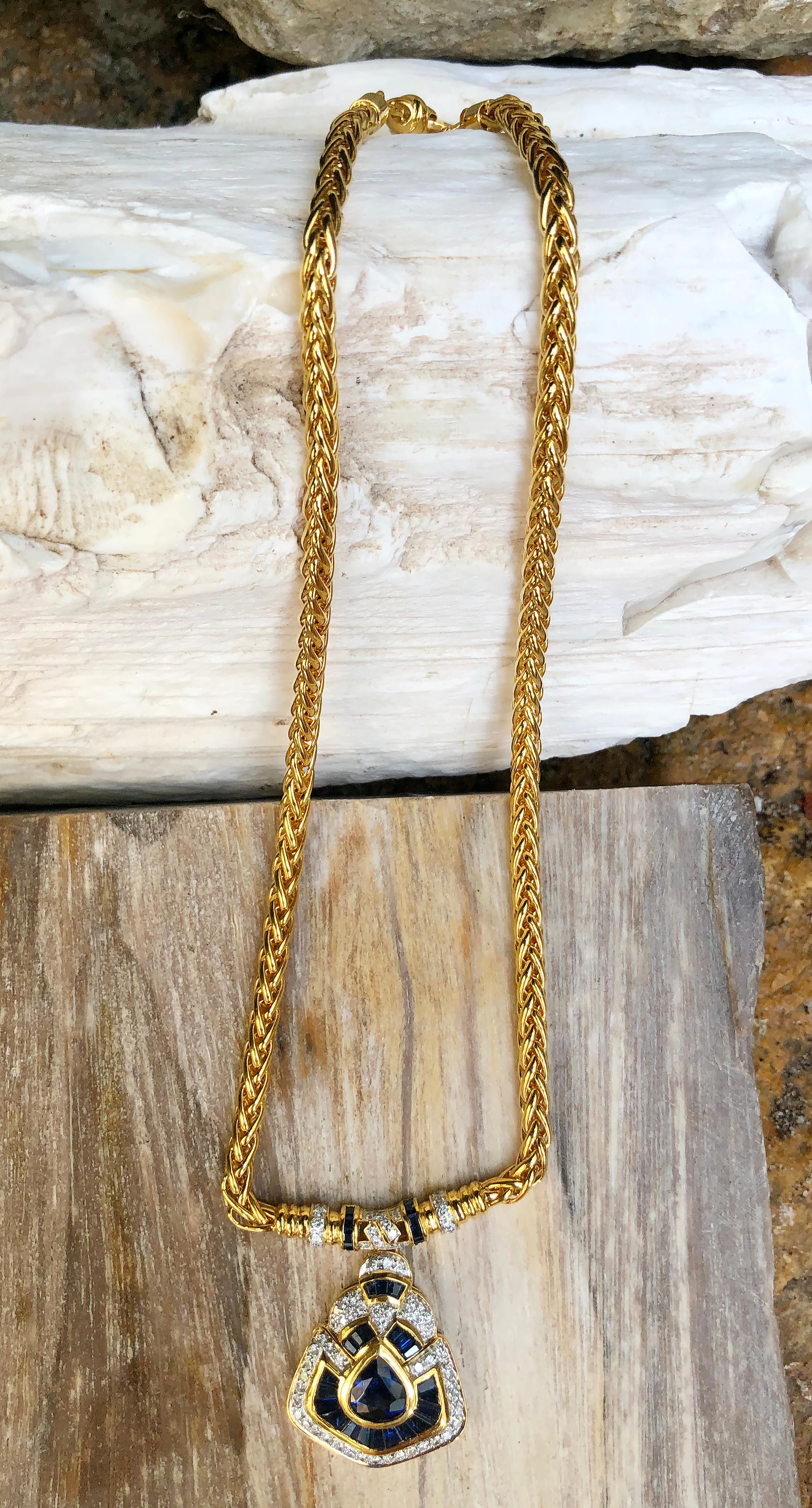 Collier en or 18 carats serti d'un saphir bleu et de diamants en vente 1