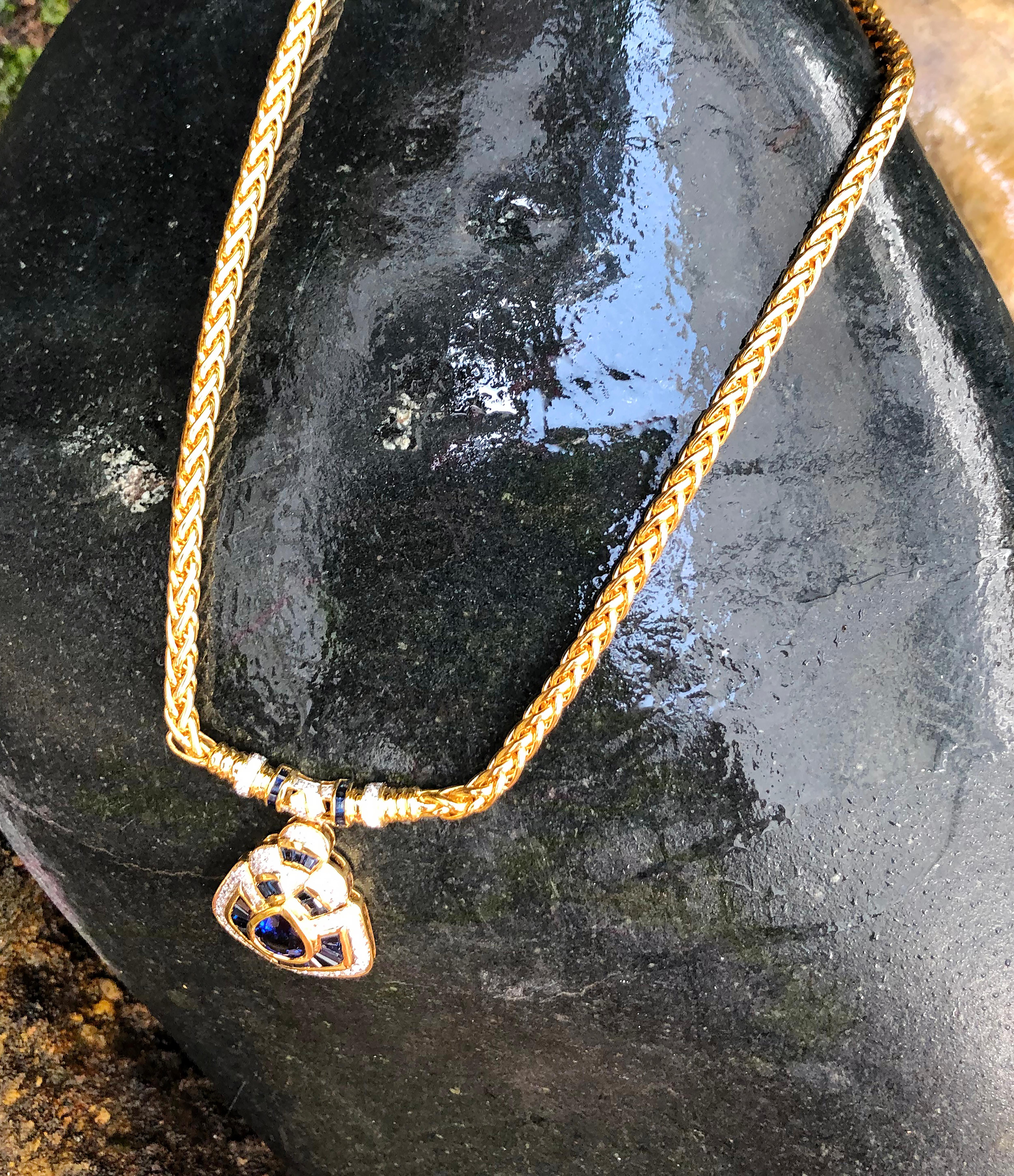 Collier en or 18 carats serti d'un saphir bleu et de diamants en vente 2