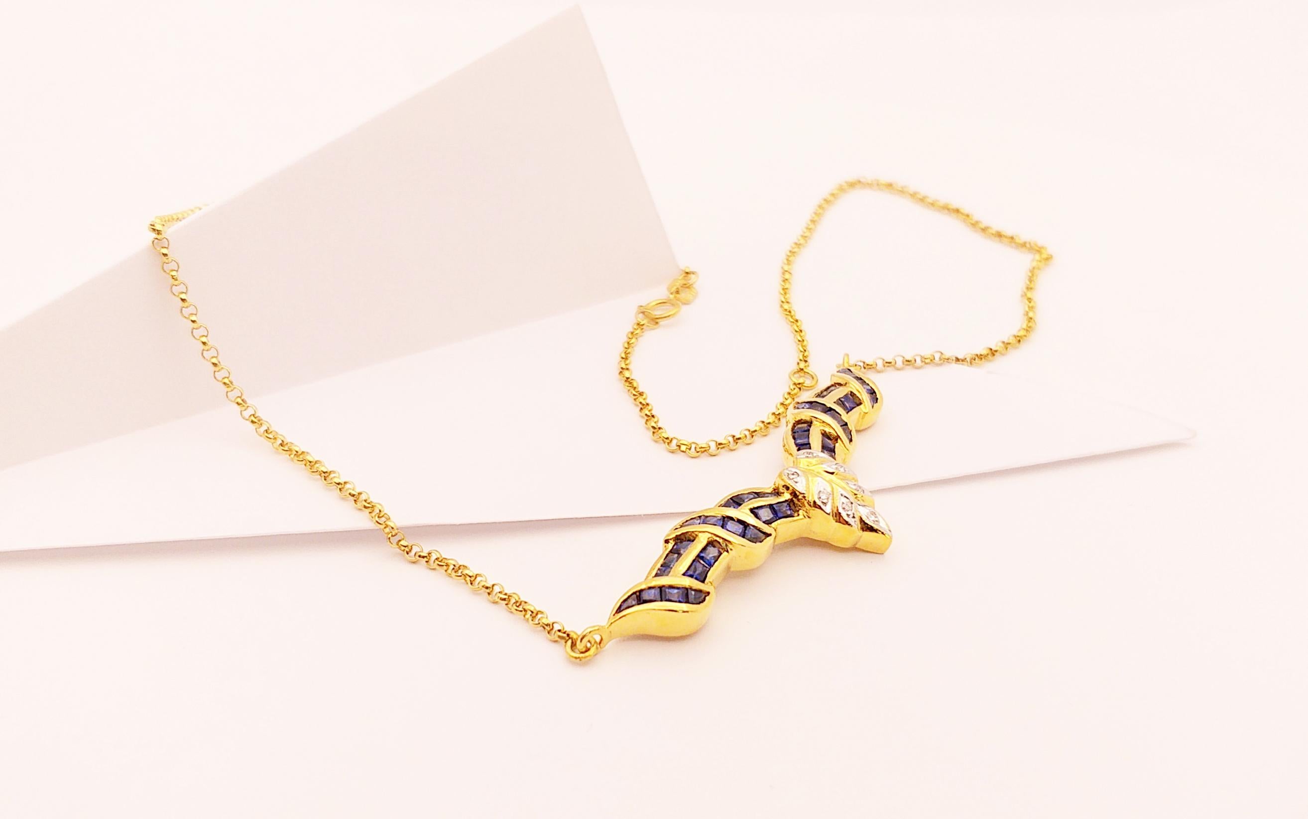 Collier en or 18 carats serti d'un saphir bleu et de diamants en vente 2
