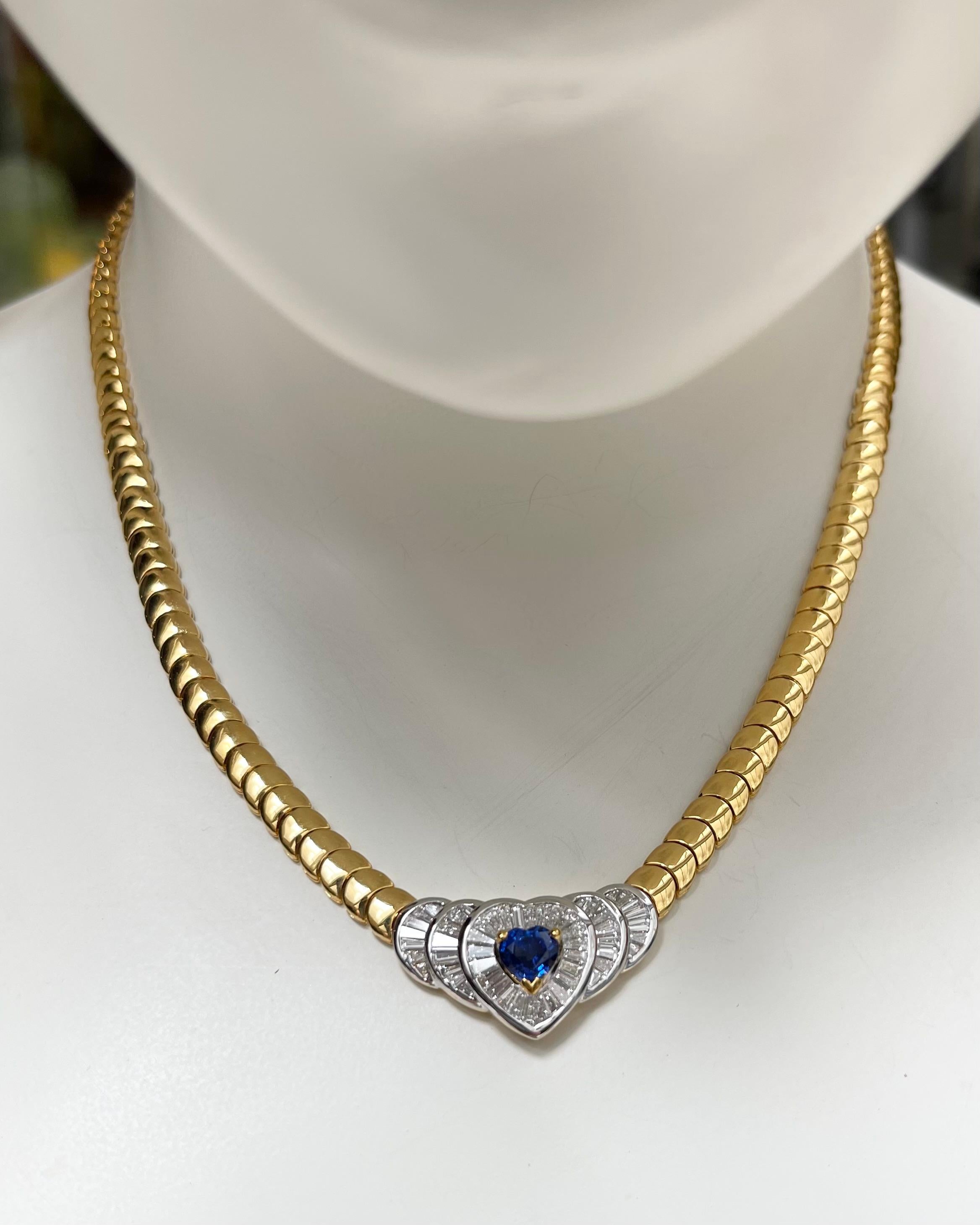 Collana con zaffiro blu da 1,07 carati e diamante da 1,81 carati con montatura in oro 18K

Larghezza: 1.5 cm 
Lunghezza: 36.0 cm
Peso totale: 44,20 grammi

