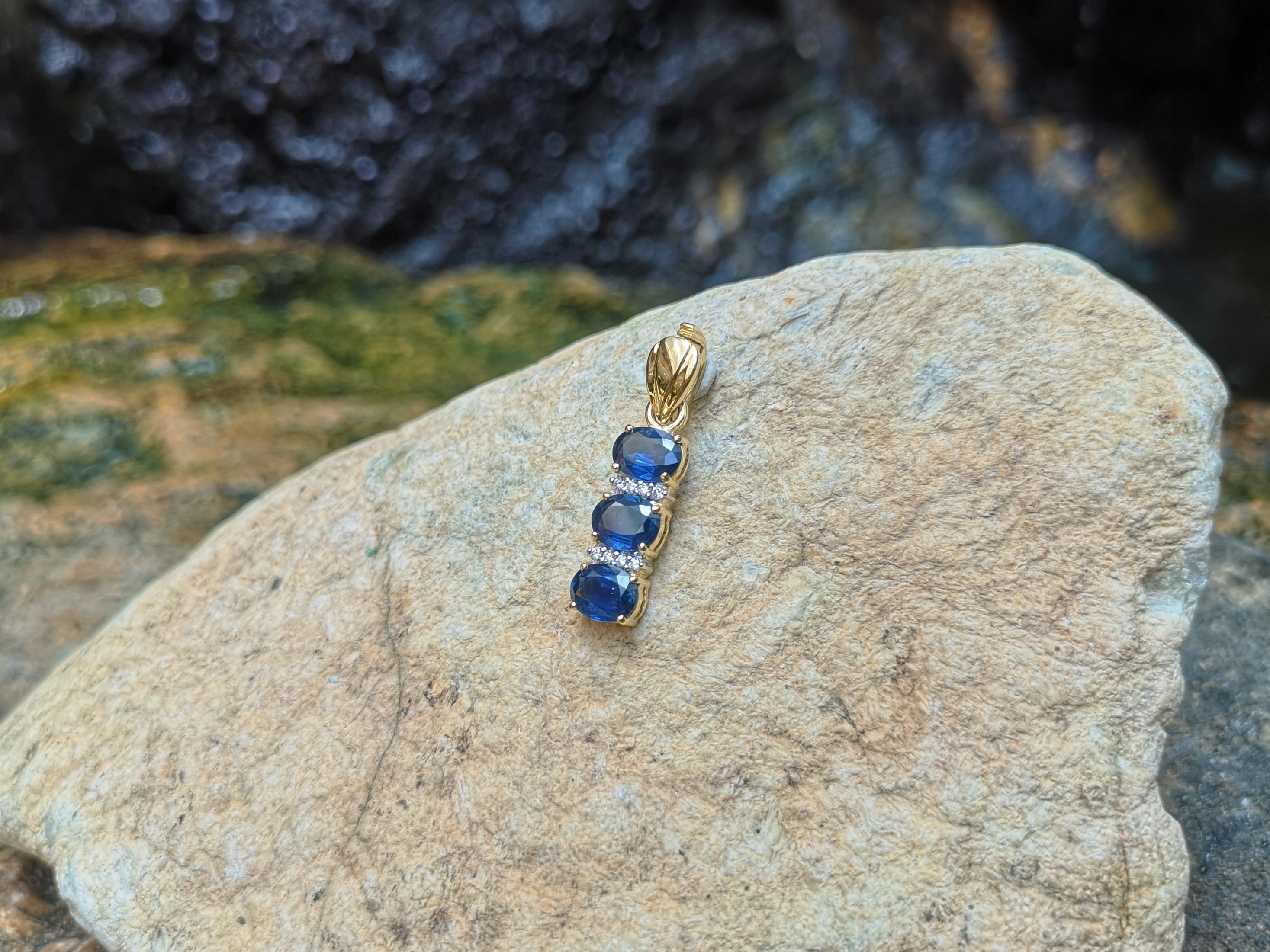 Taille ovale Pendentif en or 18 carats serti d'un saphir bleu et de diamants en vente