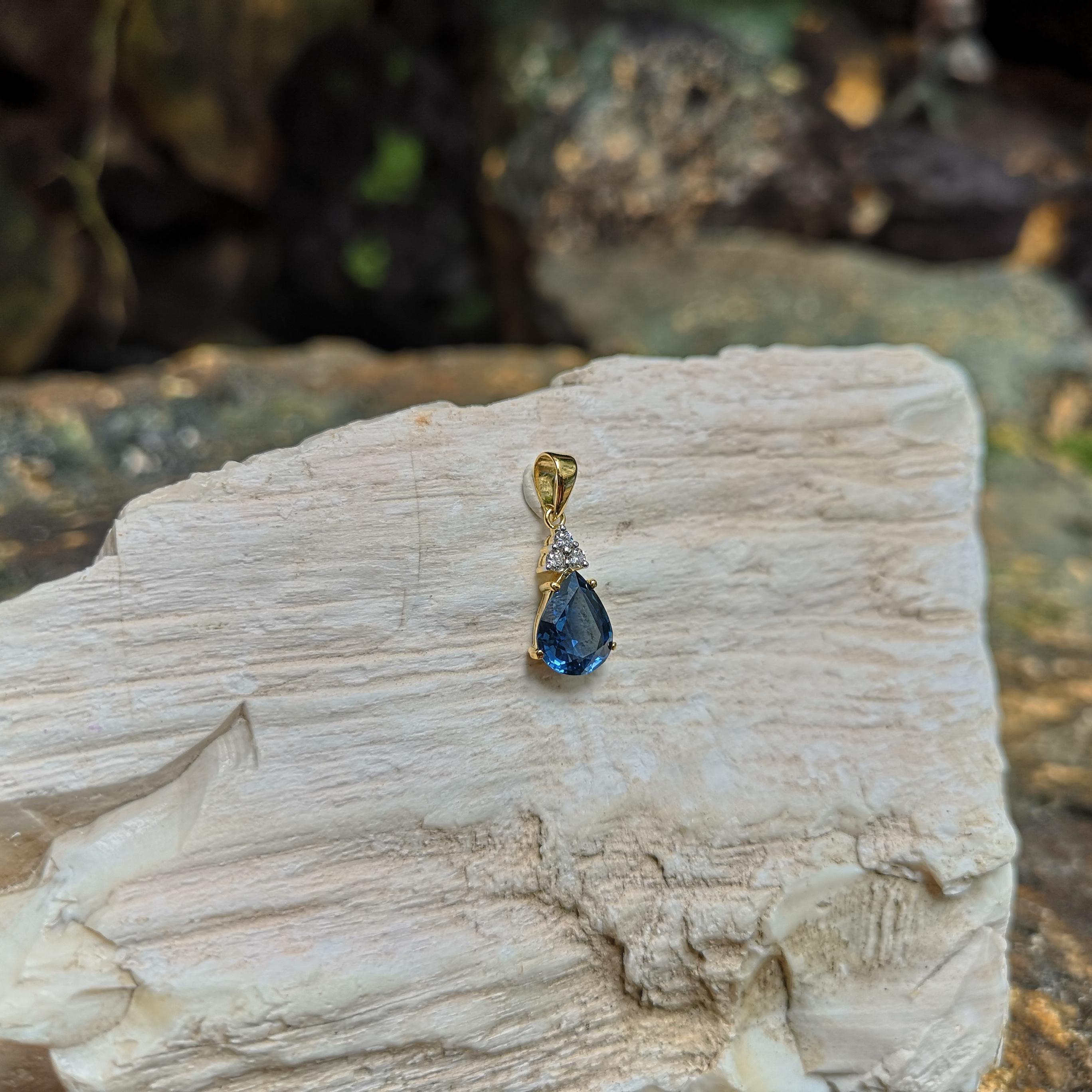 Blue Sapphire with Diamond Pendant Set in 18 Karat Gold Settings In New Condition In Bangkok, TH