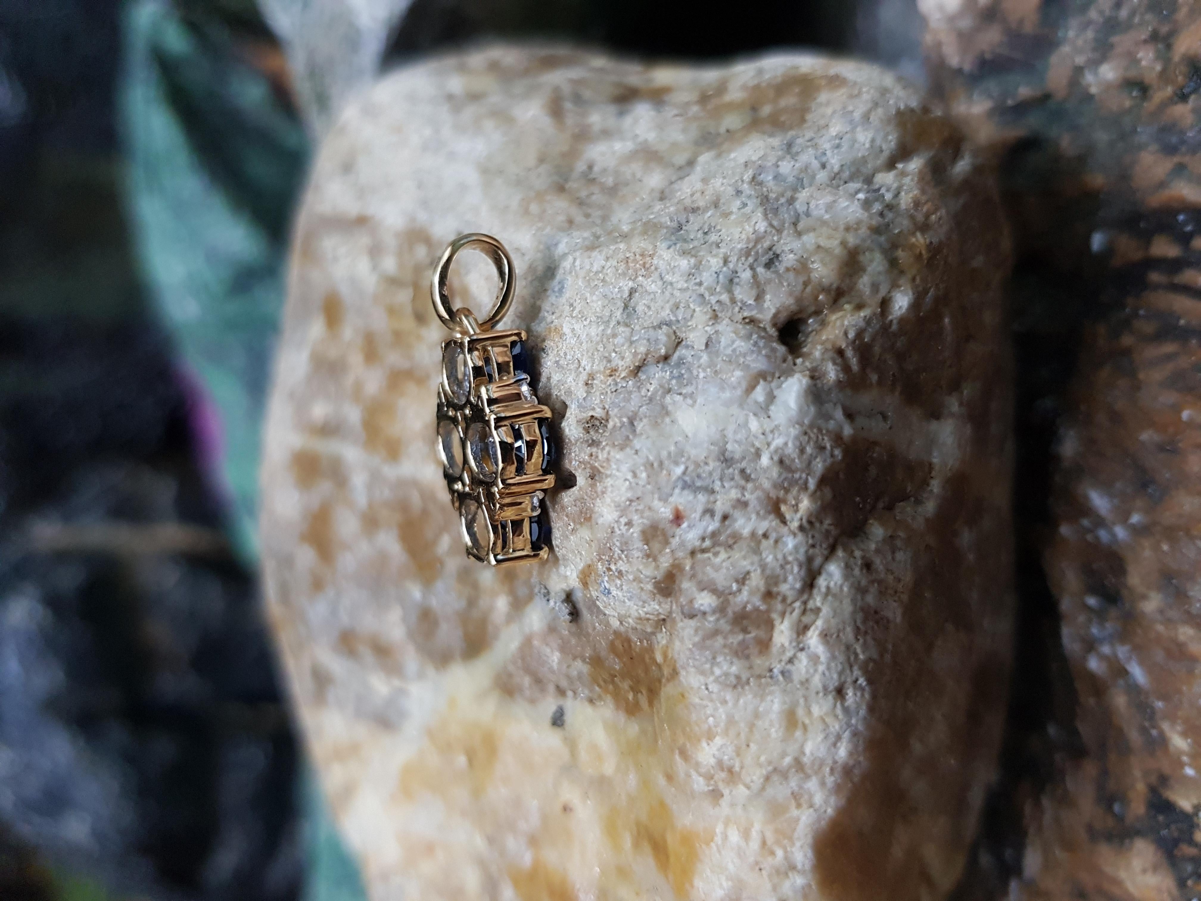 Ciondolo con zaffiro blu e diamante incastonato in oro 18 carati In condizioni Nuovo in vendita a Bangkok, TH