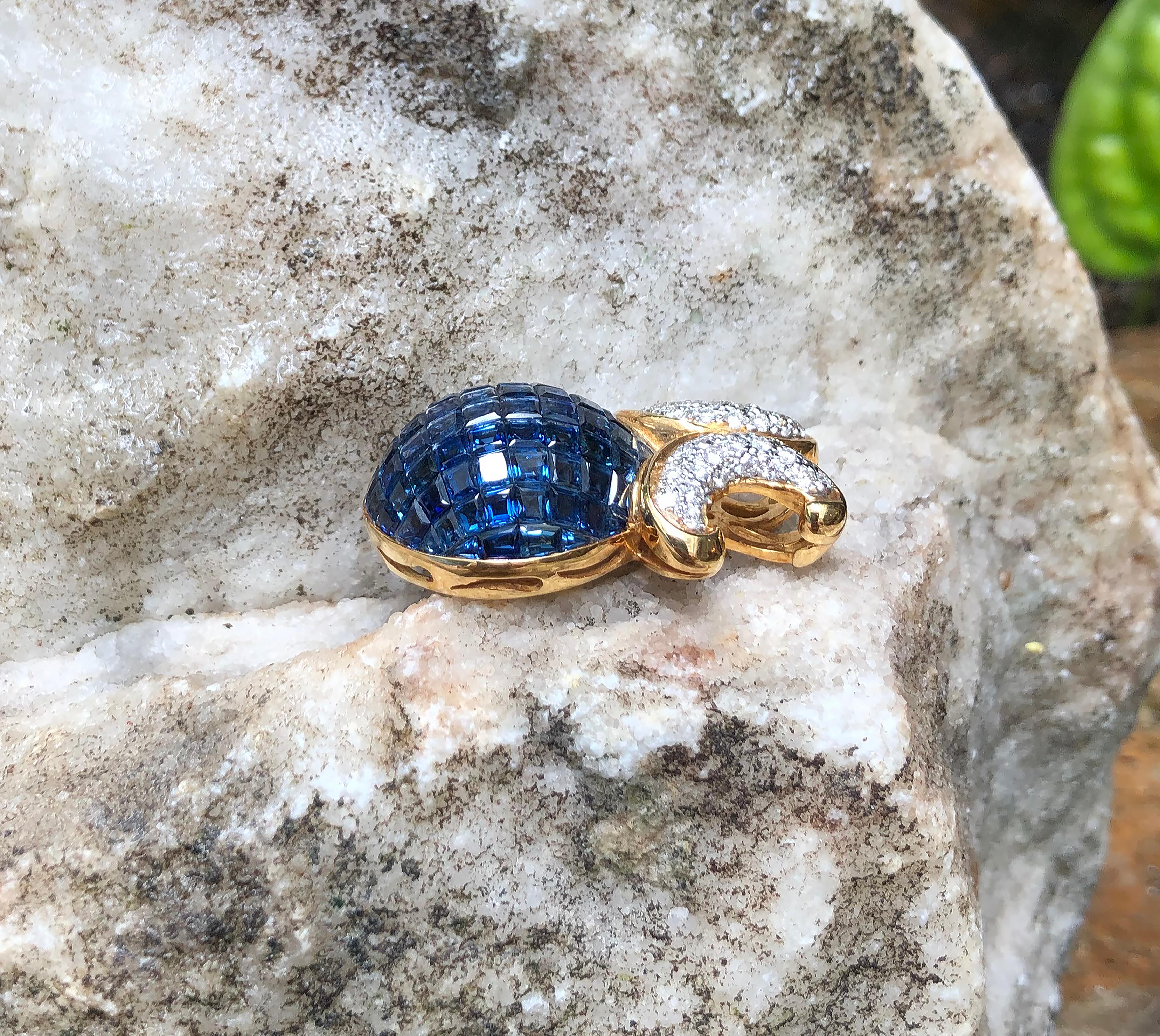 Blue Sapphire with Diamond Pendant Set in 18 Karat Gold Settings In New Condition For Sale In Bangkok, TH