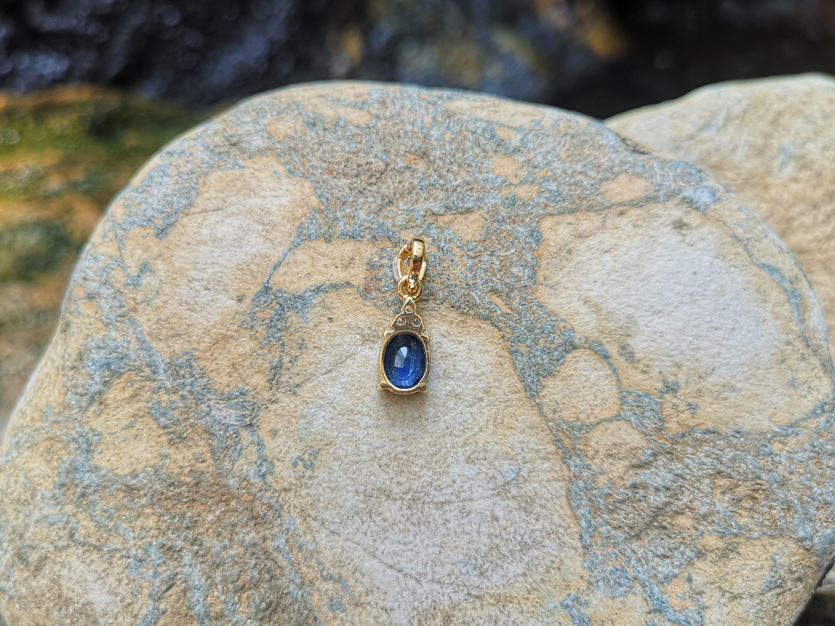 Blue Sapphire with Diamond Pendant Set in 18 Karat Gold Settings In New Condition In Bangkok, TH