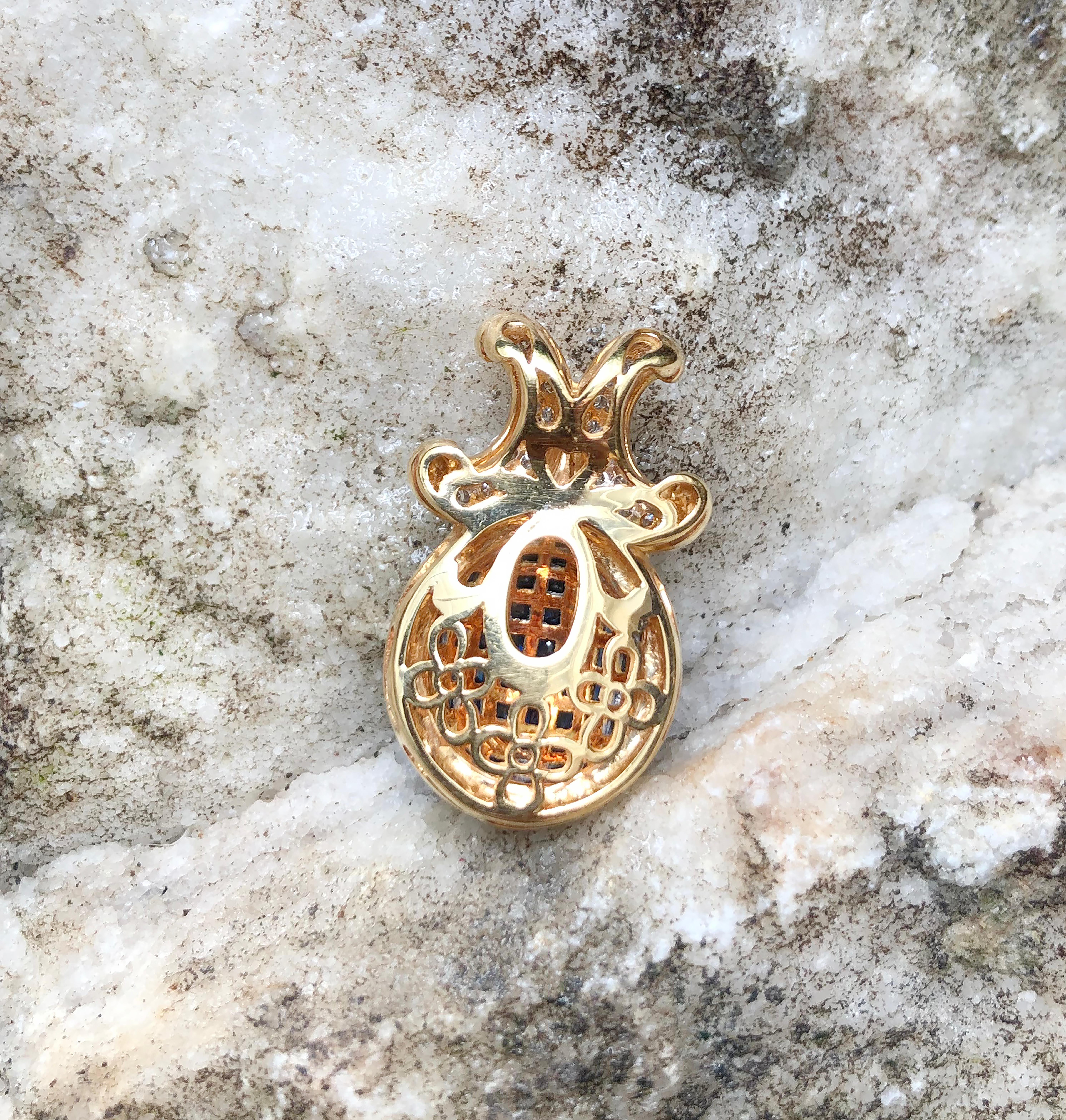 Pendentif en or 18 carats serti d'un saphir bleu et de diamants Pour femmes en vente