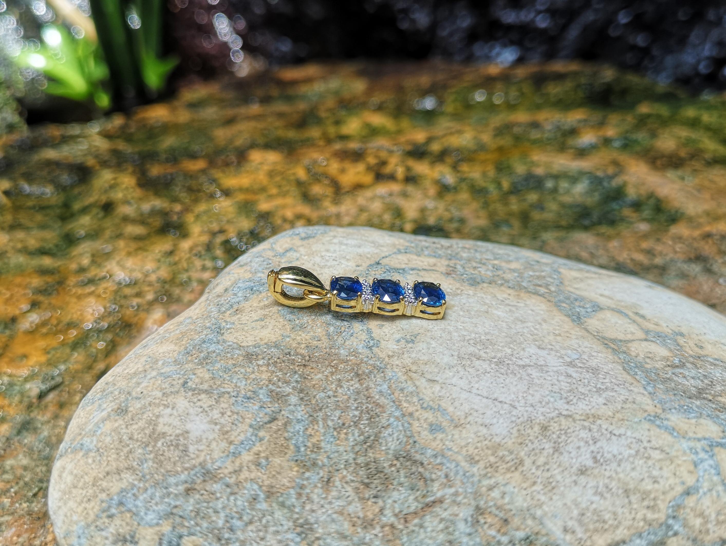 Women's Blue Sapphire with Diamond Pendant Set in 18 Karat Gold Settings For Sale