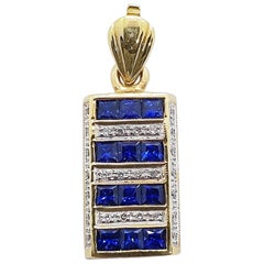 Ciondolo con zaffiro blu e diamante incastonato in oro 18 carati