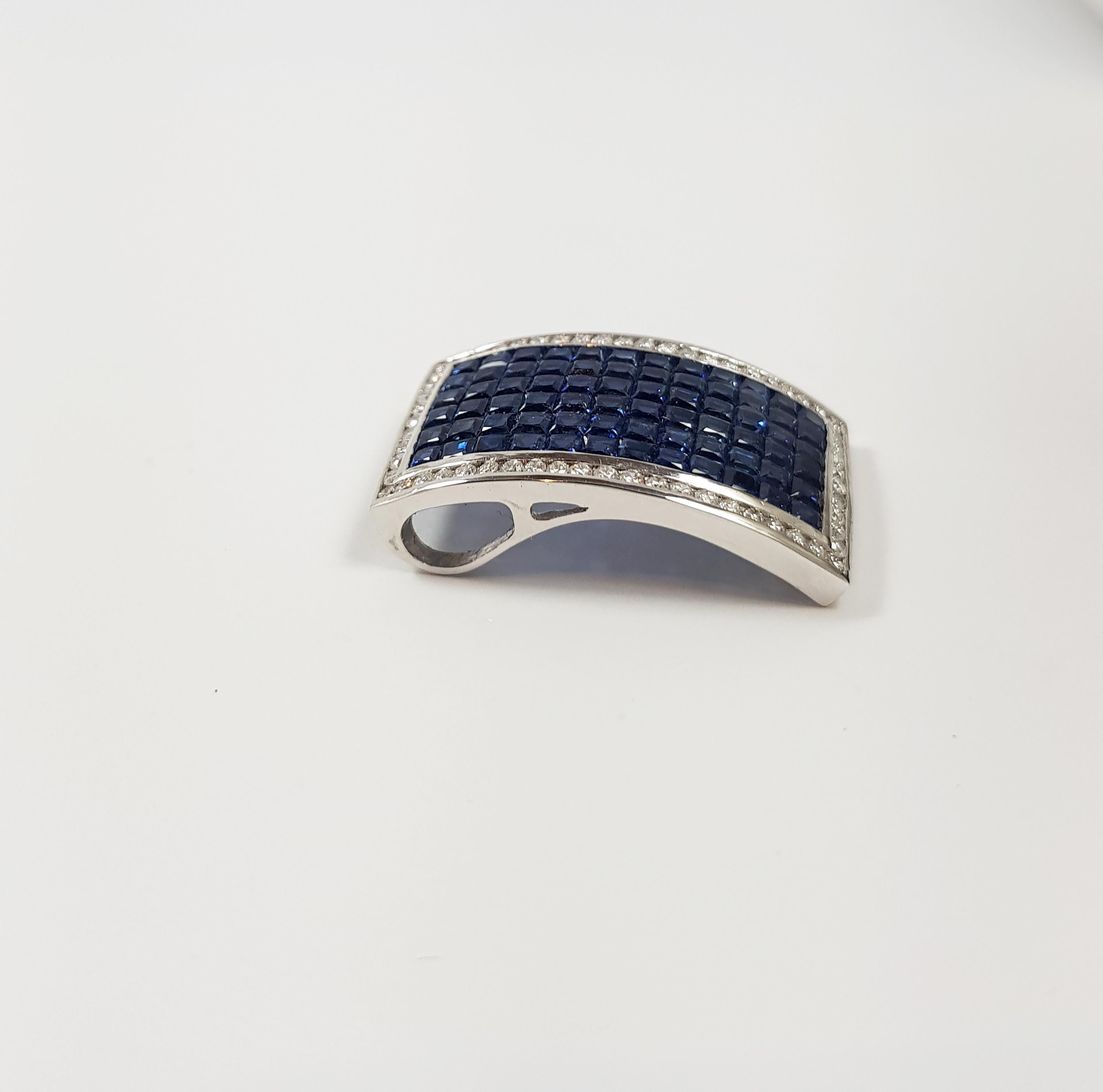 Pendentif en saphir bleu de 6,35 carats et diamant de 0,60 carat serti dans une monture en or blanc 18 carats
(chaîne non incluse)

Largeur : 1,7 cm
Longueur : 2,8 cm 

