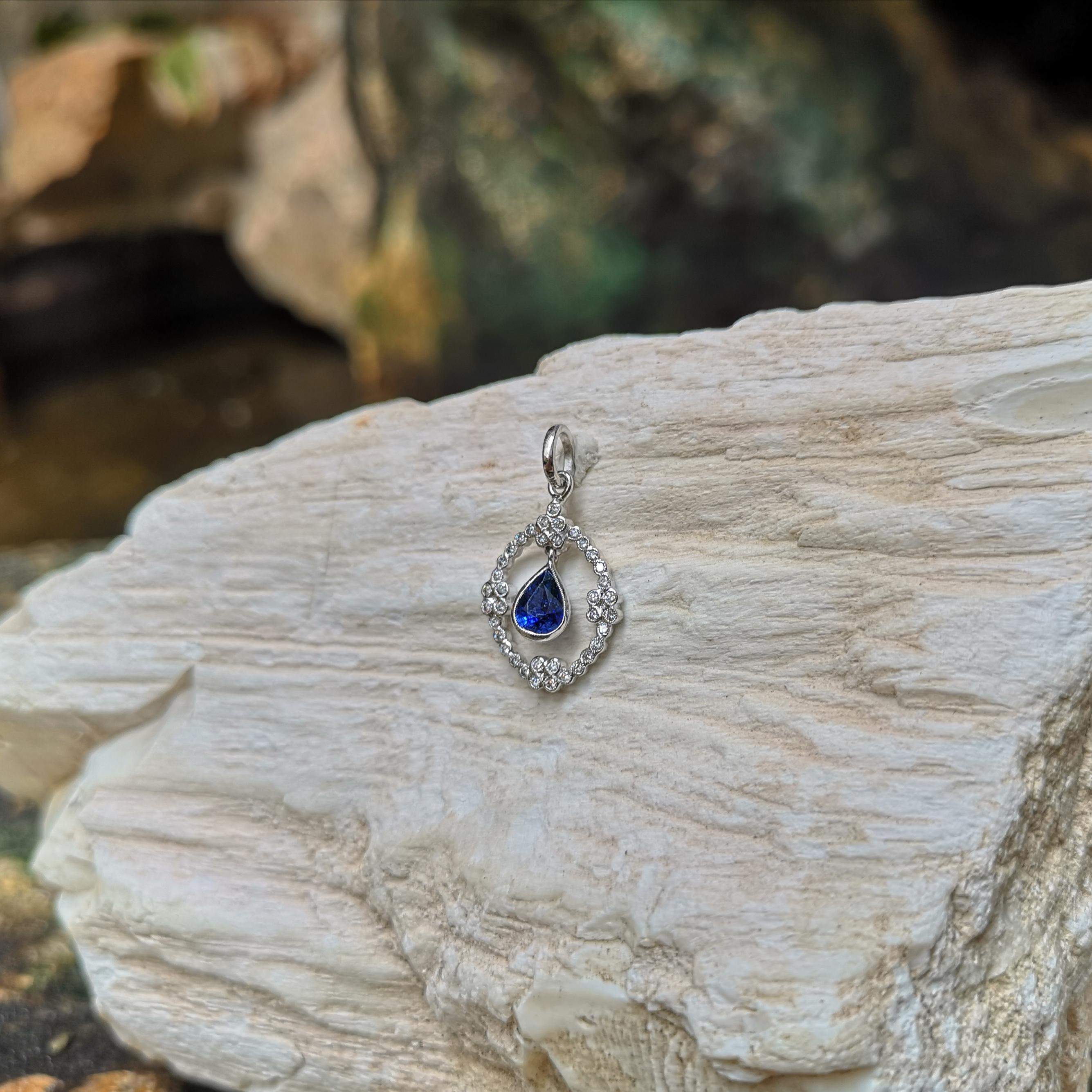 Blue Sapphire with Diamond Pendant Set in 18 Karat White Gold Settings In New Condition For Sale In Bangkok, TH
