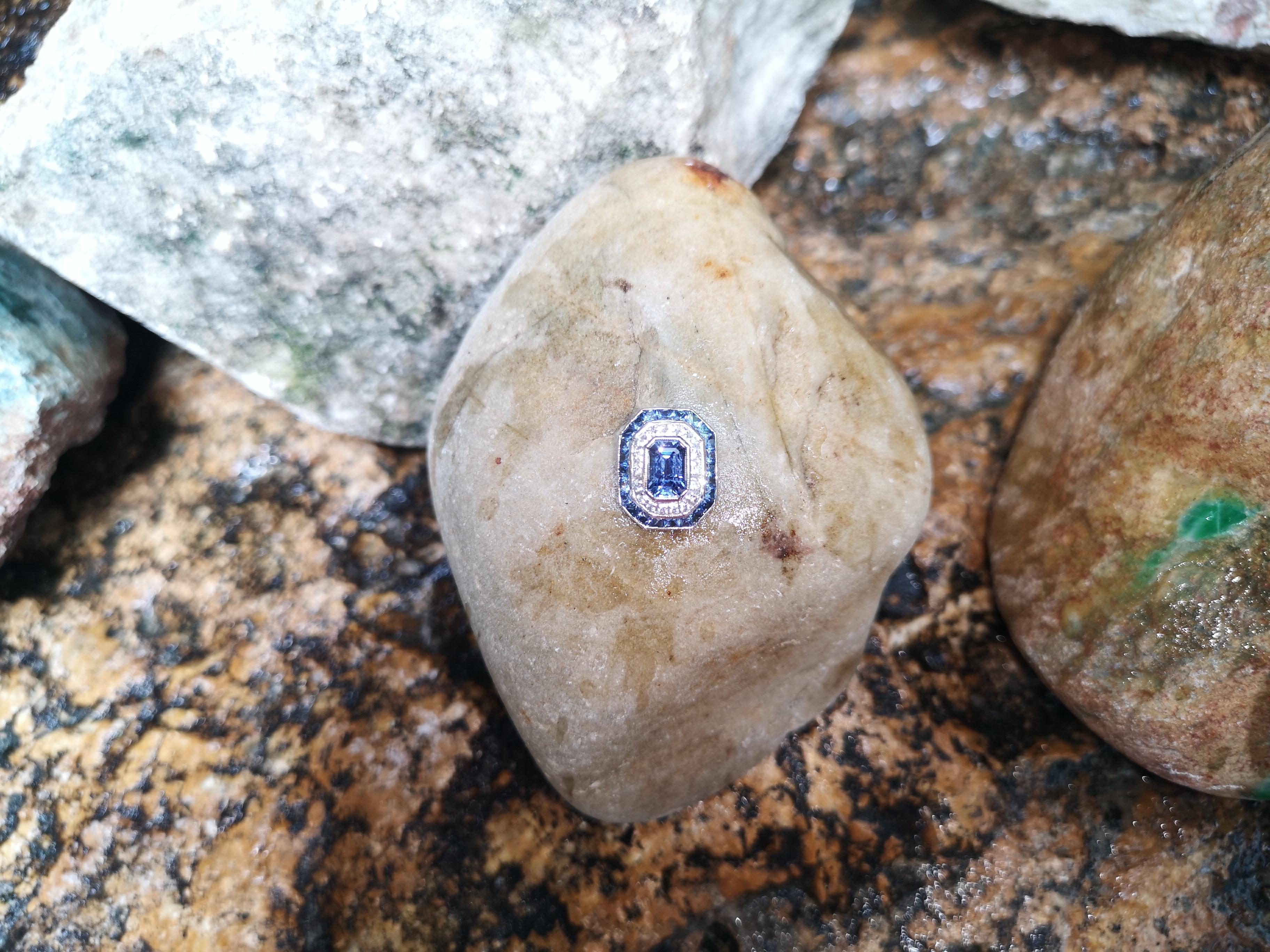 Colgante de zafiro azul con diamante engastado en oro blanco de 18 quilates en venta 1