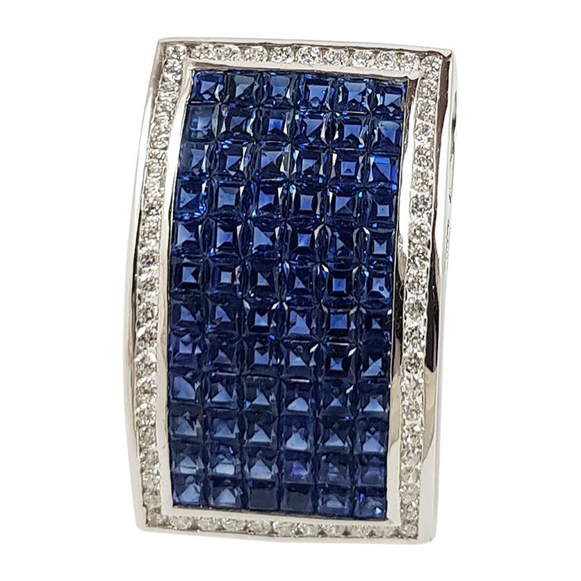 Pendentif en or blanc 18 carats serti d'un saphir bleu et de diamants en vente