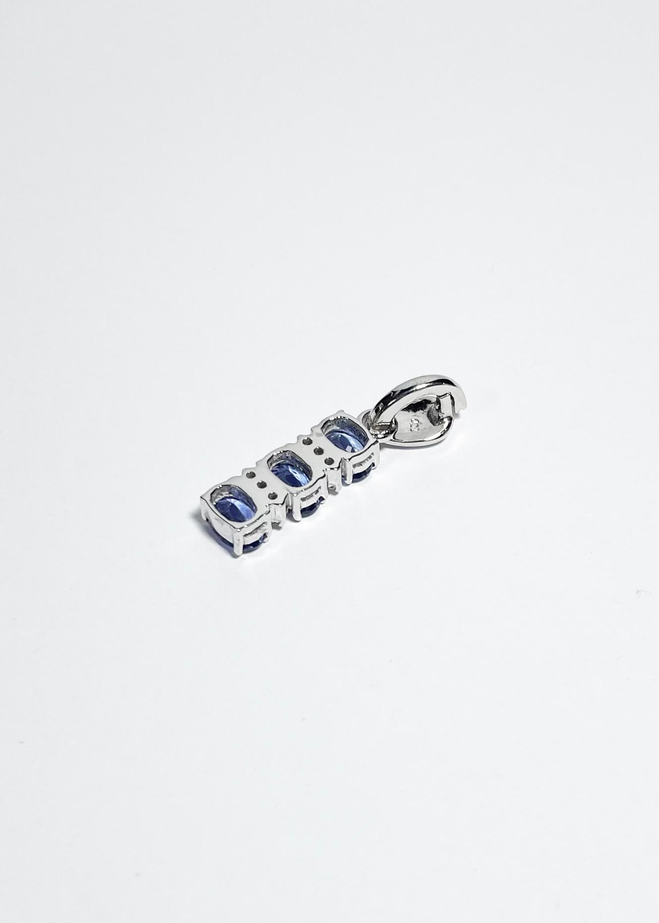 Blue Sapphire with Diamond Pendant set in 18K White Gold Settings in vendita 4