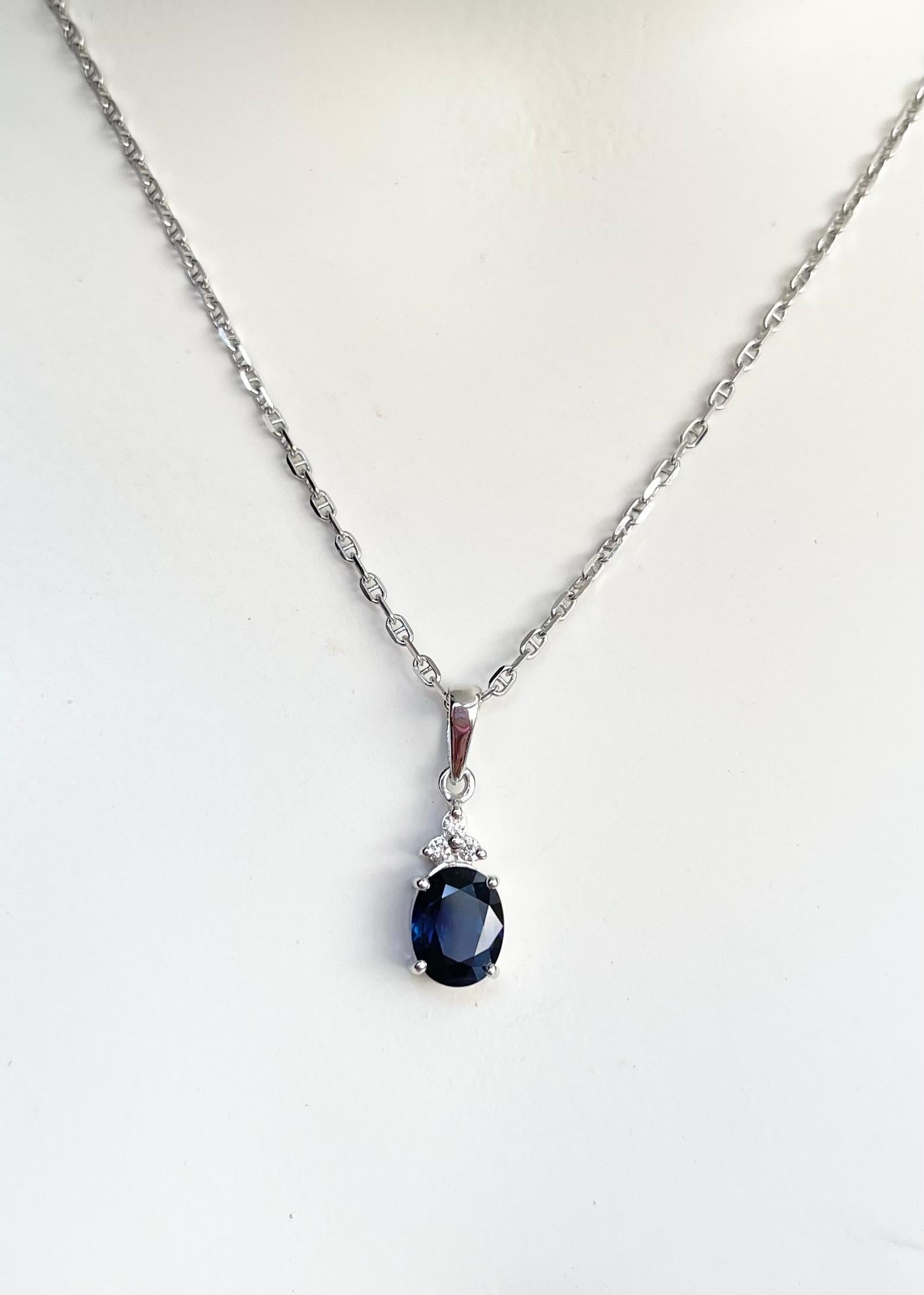 Zaffiro blu da 1,39 carati e diamante da 0,04 carati - Ciondolo con montatura in oro bianco 18K
(catena non inclusa)

Larghezza: 0,6 cm 
Lunghezza: 1.9 cm
Peso totale: 1.37 grammi

