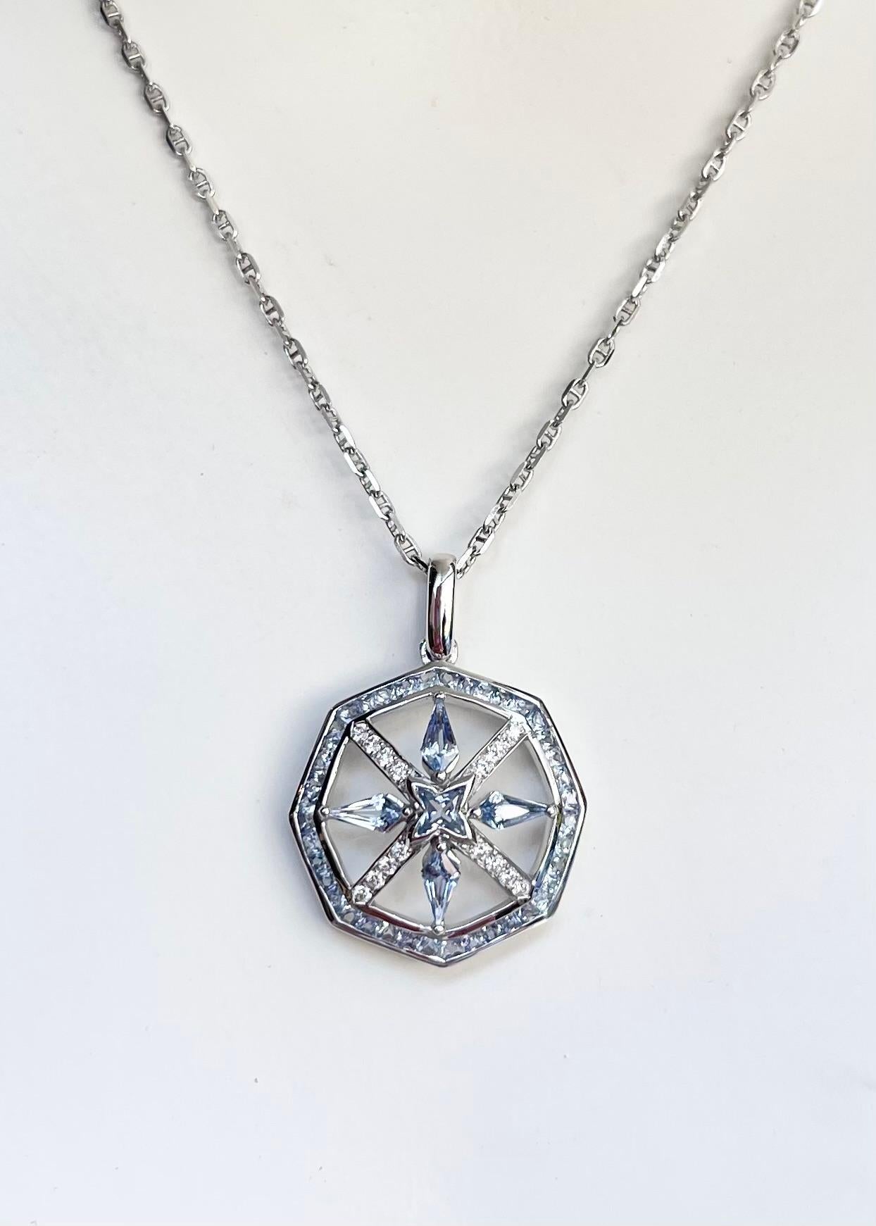 Anhänger mit blauem Saphir (1,66 Karat) und Diamant (0,11 Karat) in 18 Karat Weißgoldfassung
(Kette nicht enthalten)

Breite: 2.0 cm 
Länge: 2.7 cm
Gesamtgewicht: 3,70 Gramm

