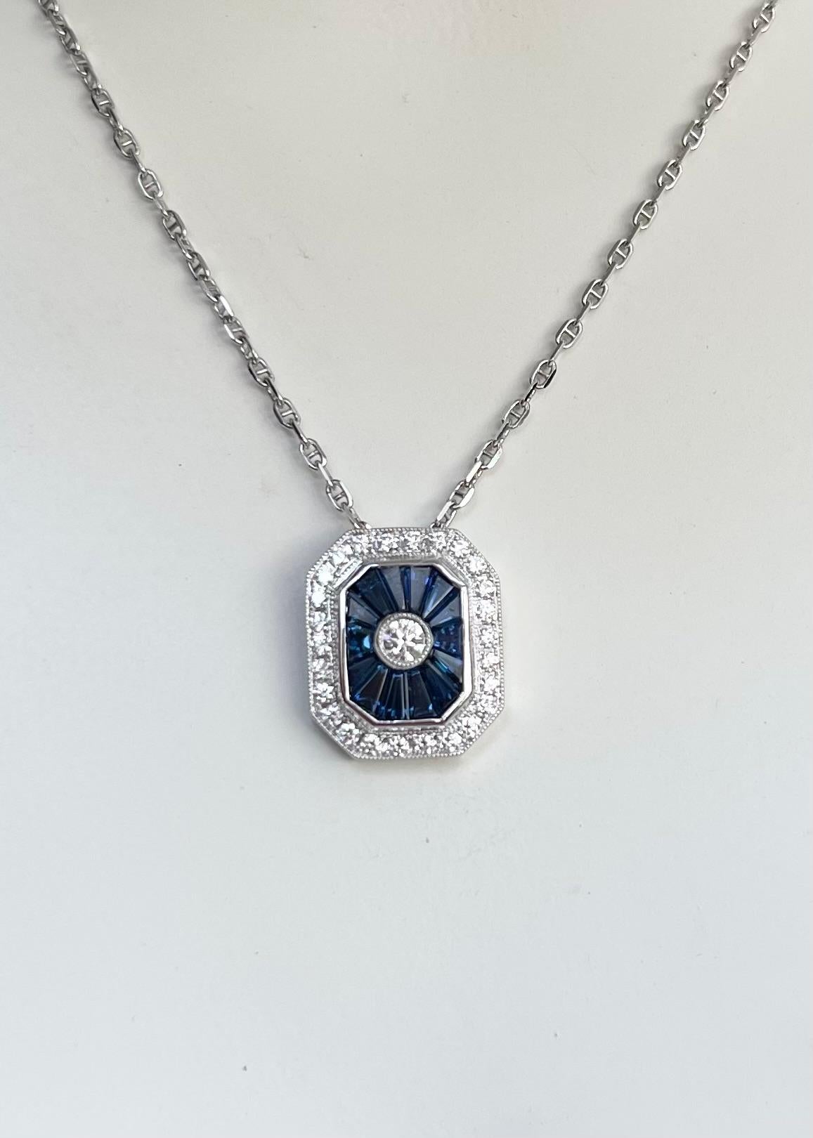 Anhänger mit blauem Saphir (0,91 Karat) und Diamant (0,37 Karat) in 18-karätiger Weißgoldfassung
(Kette nicht enthalten)

Breite: 1.4 cm 
Länge: 1,6 cm
Gesamtgewicht: 2.58 Gramm

