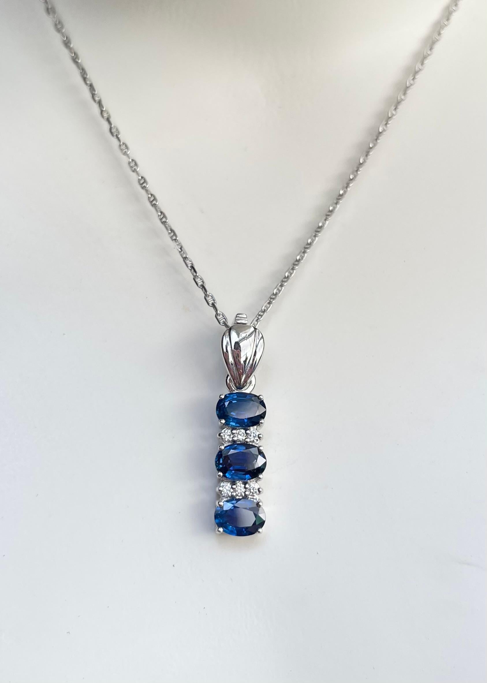 Zaffiro blu da 3,01 carati e ciondolo con diamante da 0,12 carati in oro bianco 18 carati
(catena non inclusa)

Larghezza: 0,7 cm 
Lunghezza: 3.0 cm
Peso totale: 5,14 grammi

