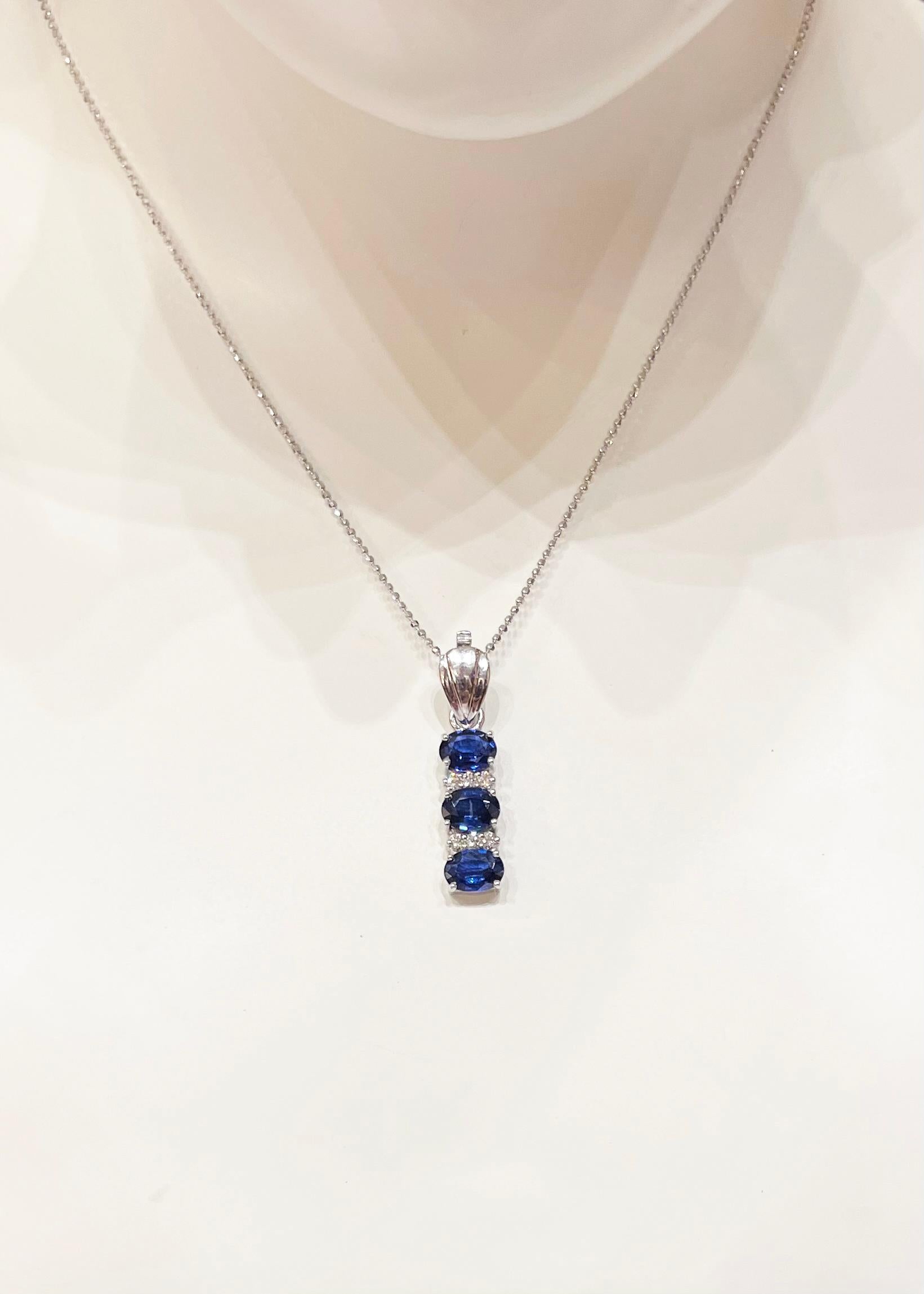 Anhänger mit blauem Saphir (2,76 Karat) und Diamant (0,17 Karat) in 18 Karat Weißgoldfassung
(Kette nicht enthalten)

Breite: 0,6 cm 
Länge: 3.1 cm
Gesamtgewicht: 5,14 Gramm

