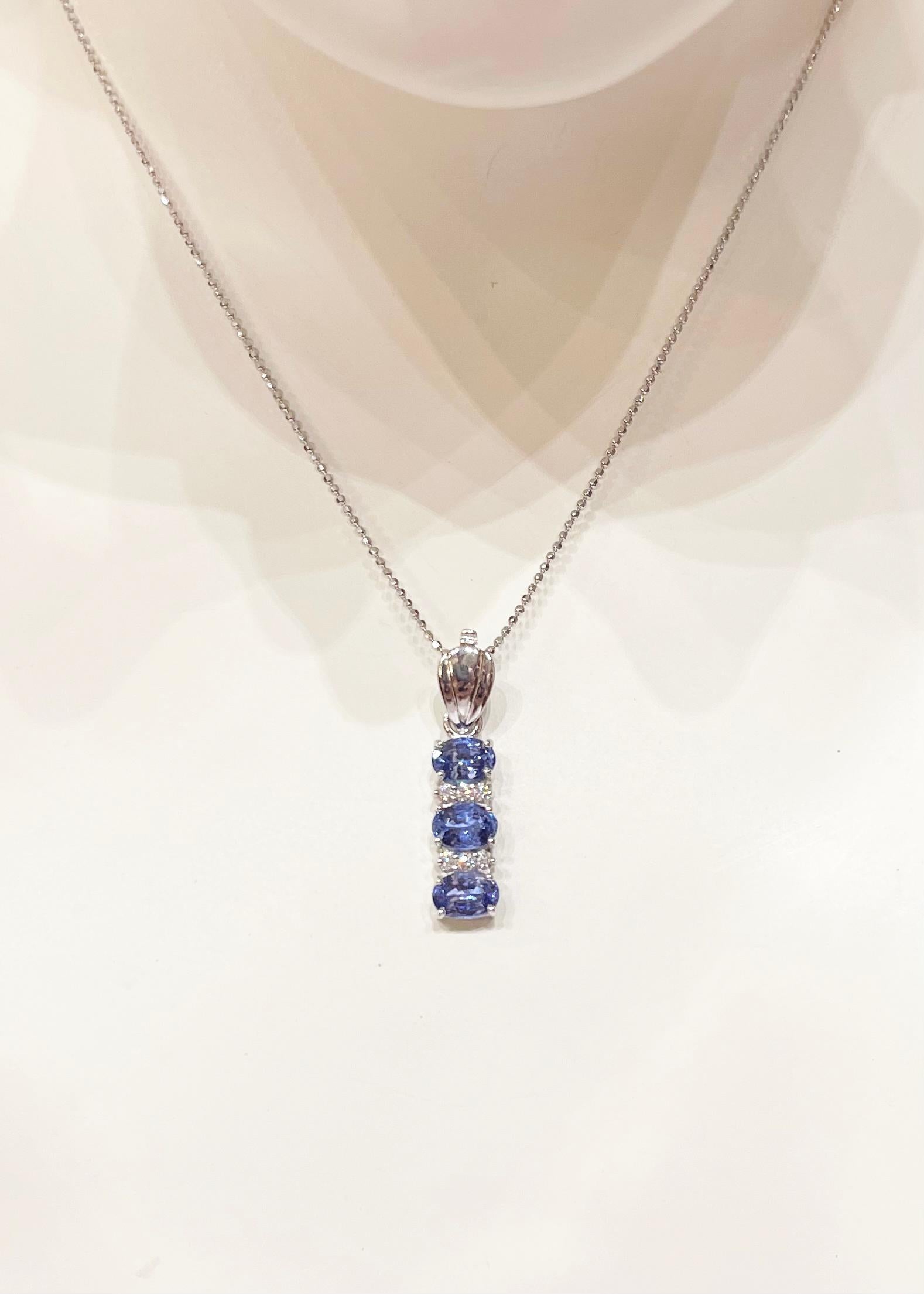 Zaffiro blu da 3,01 carati e ciondolo con diamante da 0,17 carati in oro bianco 18 carati
(catena non inclusa)

Larghezza: 0,6 cm 
Lunghezza: 3.1 cm
Peso totale: 5,08 grammi

