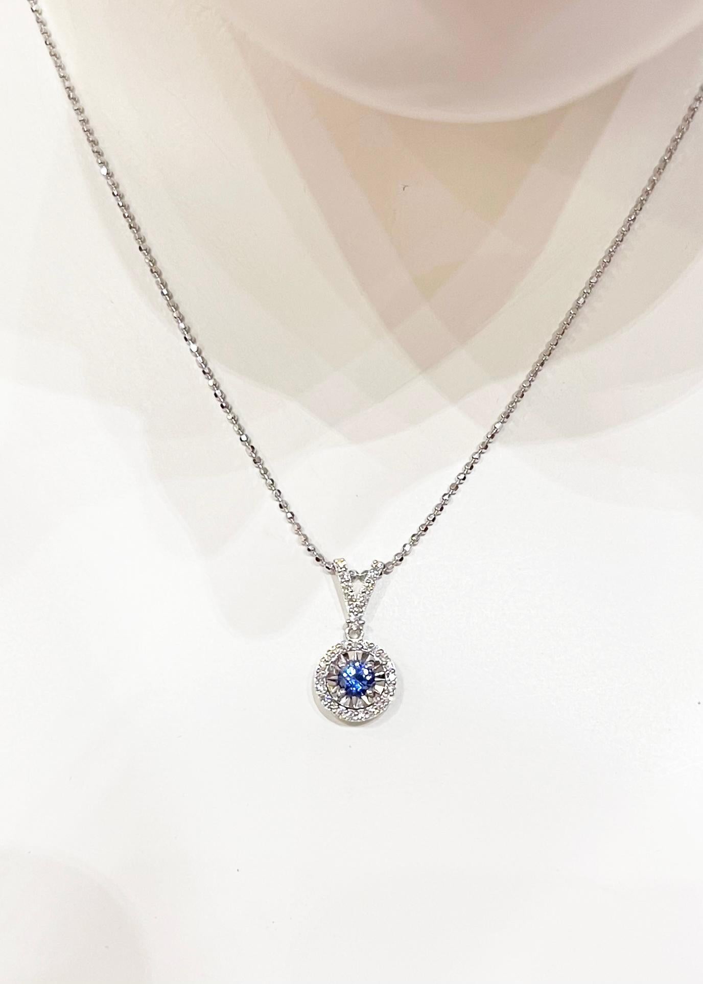 Saphir bleu 0,37 carat et diamant 0,15 carat Pendentif en or blanc 18 carats
(chaîne non incluse)

Largeur : 1.0 cm 
Longueur : 1,8 cm
Poids total : 1.39 grammes

