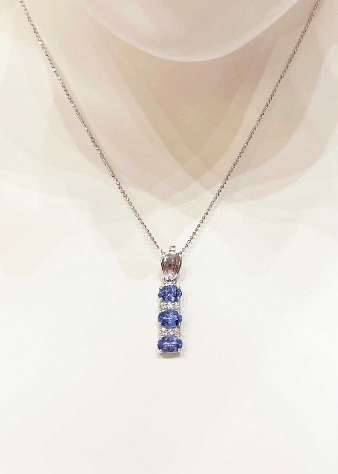 Contemporaneo Blue Sapphire with Diamond Pendant set in 18K White Gold Settings in vendita