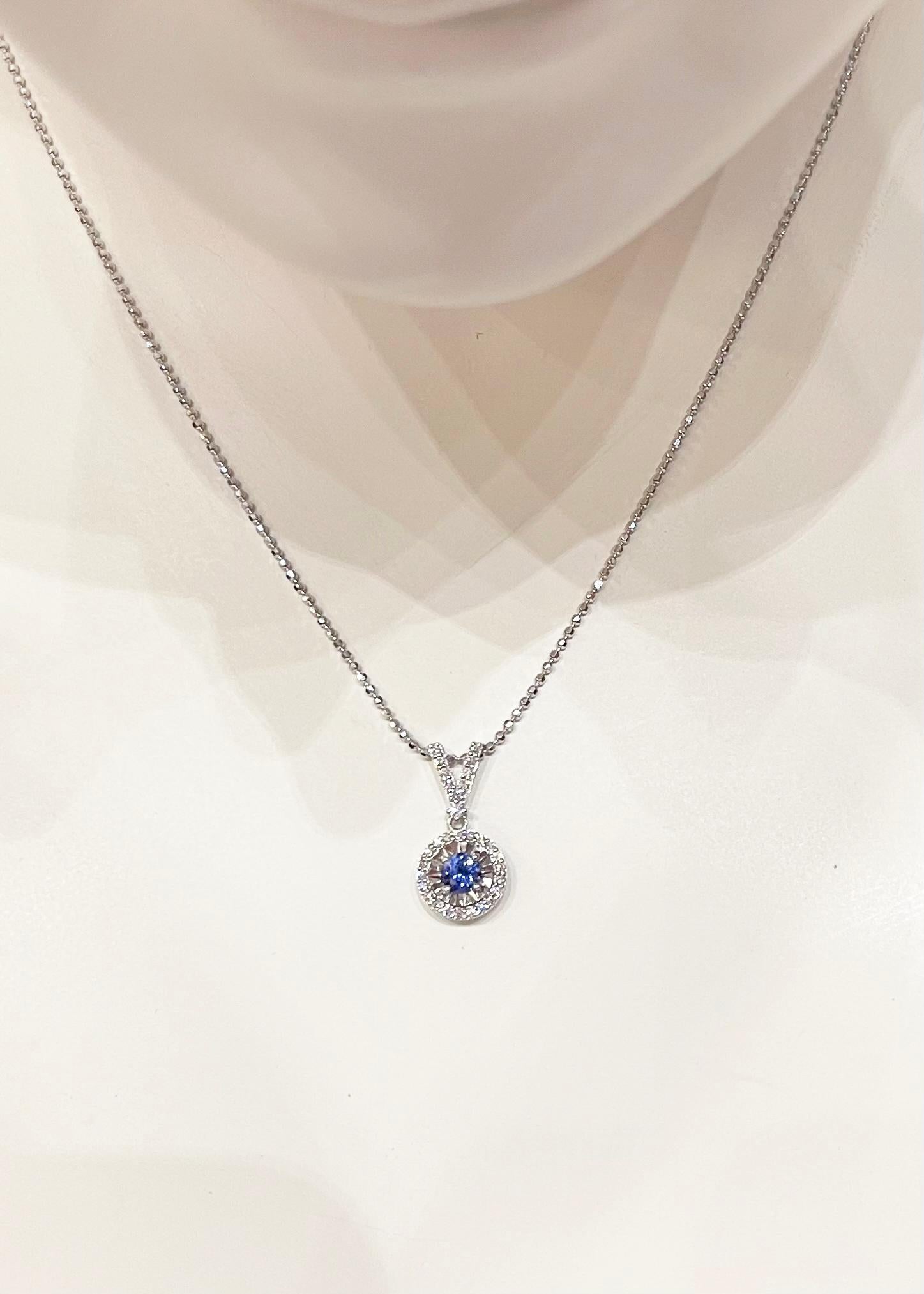 Contemporain Pendentif en or blanc 18K serti de saphirs bleus et de diamants en vente
