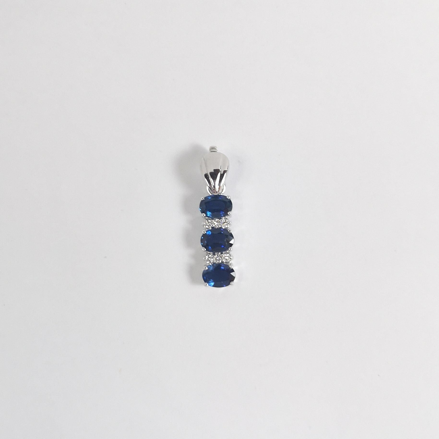 Taglio ovale Ciondolo con zaffiro blu e diamante con montatura in oro bianco 18 carati in vendita