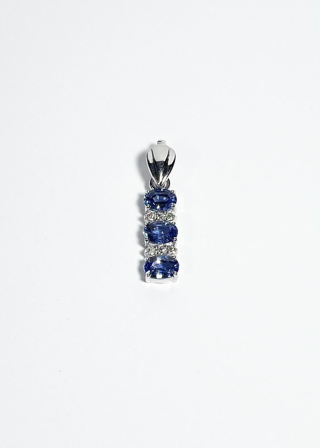 Taglio ovale Blue Sapphire with Diamond Pendant set in 18K White Gold Settings in vendita