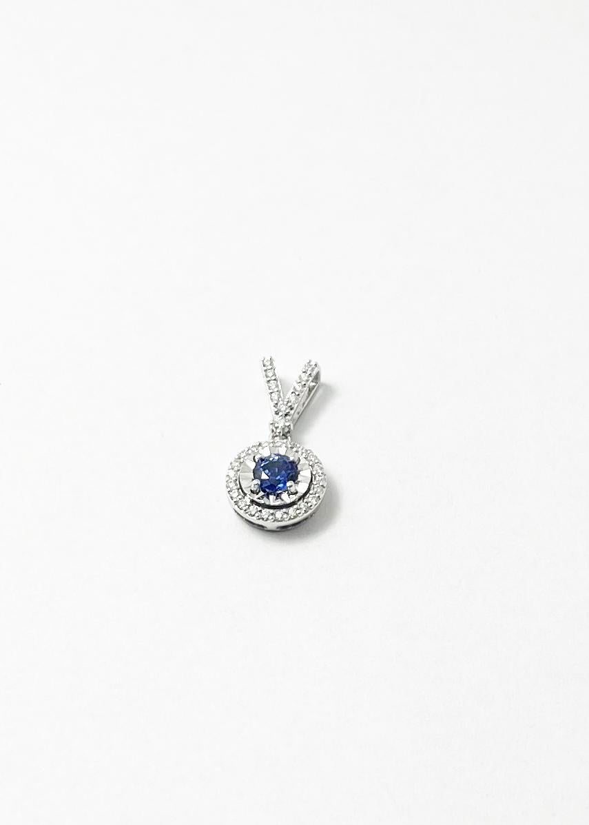 Taille ronde Pendentif en or blanc 18K serti de saphirs bleus et de diamants en vente