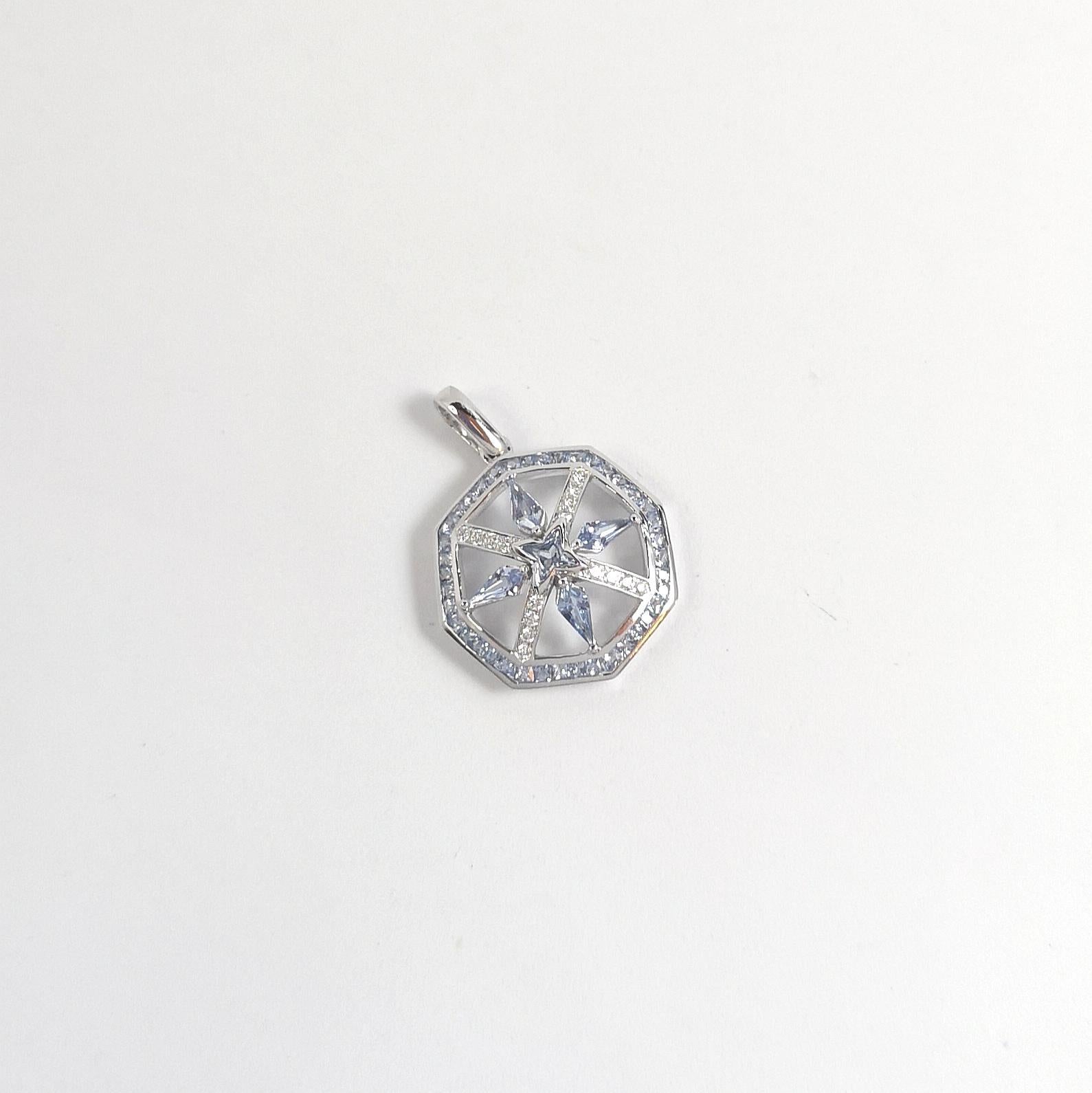 Blauer Saphir mit Diamant-Anhänger in 18 Karat Weißgold-Fassung im Zustand „Neu“ im Angebot in Bangkok, TH