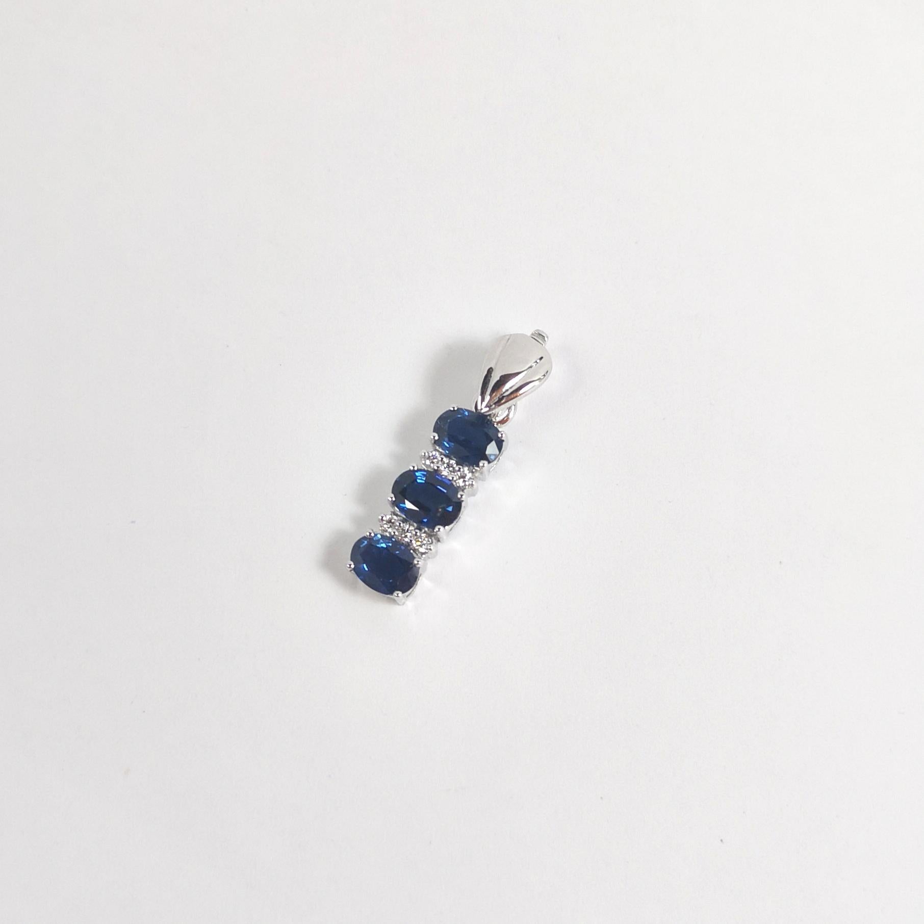 Ciondolo con zaffiro blu e diamante con montatura in oro bianco 18 carati In condizioni Nuovo in vendita a Bangkok, TH