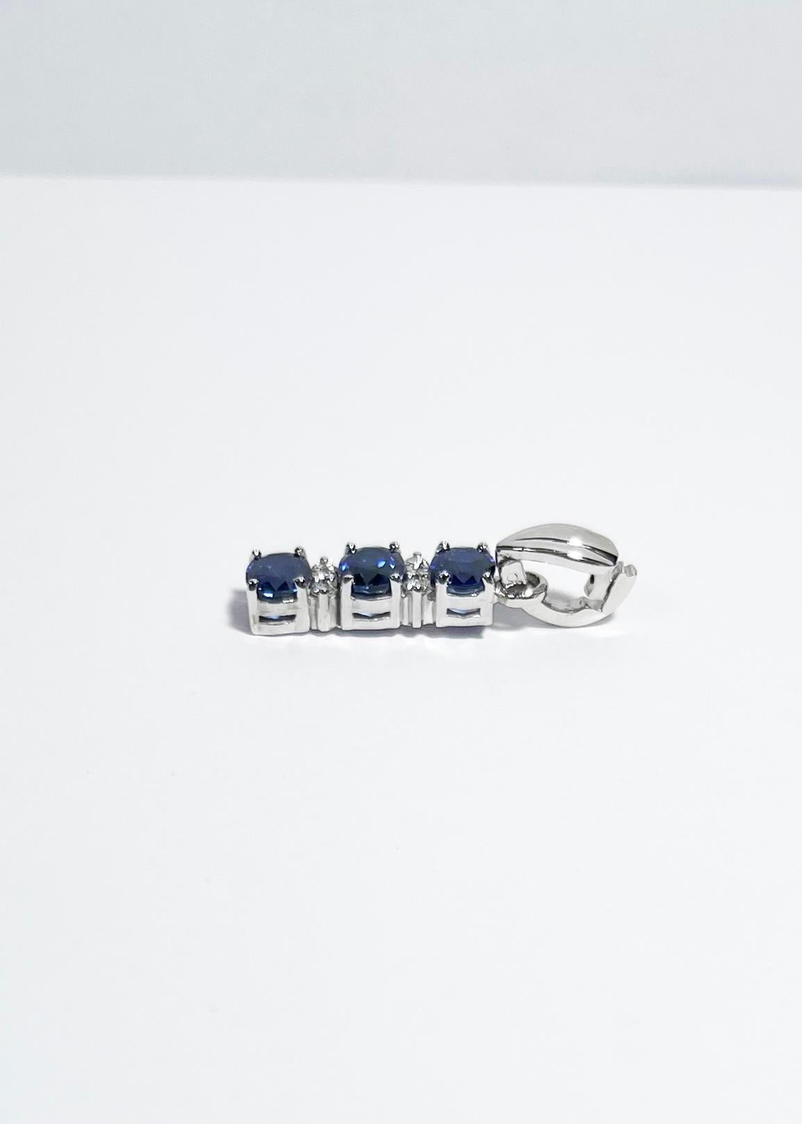 Blauer Saphir mit Diamant-Anhänger in 18 Karat Weißgold-Fassung im Zustand „Neu“ im Angebot in Bangkok, TH