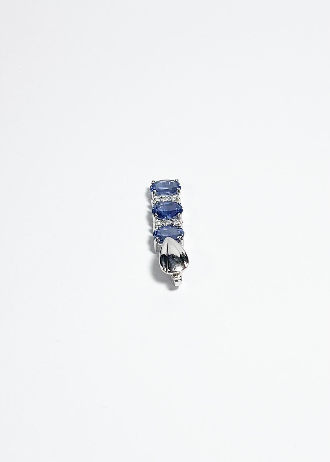 Donna Blue Sapphire with Diamond Pendant set in 18K White Gold Settings in vendita