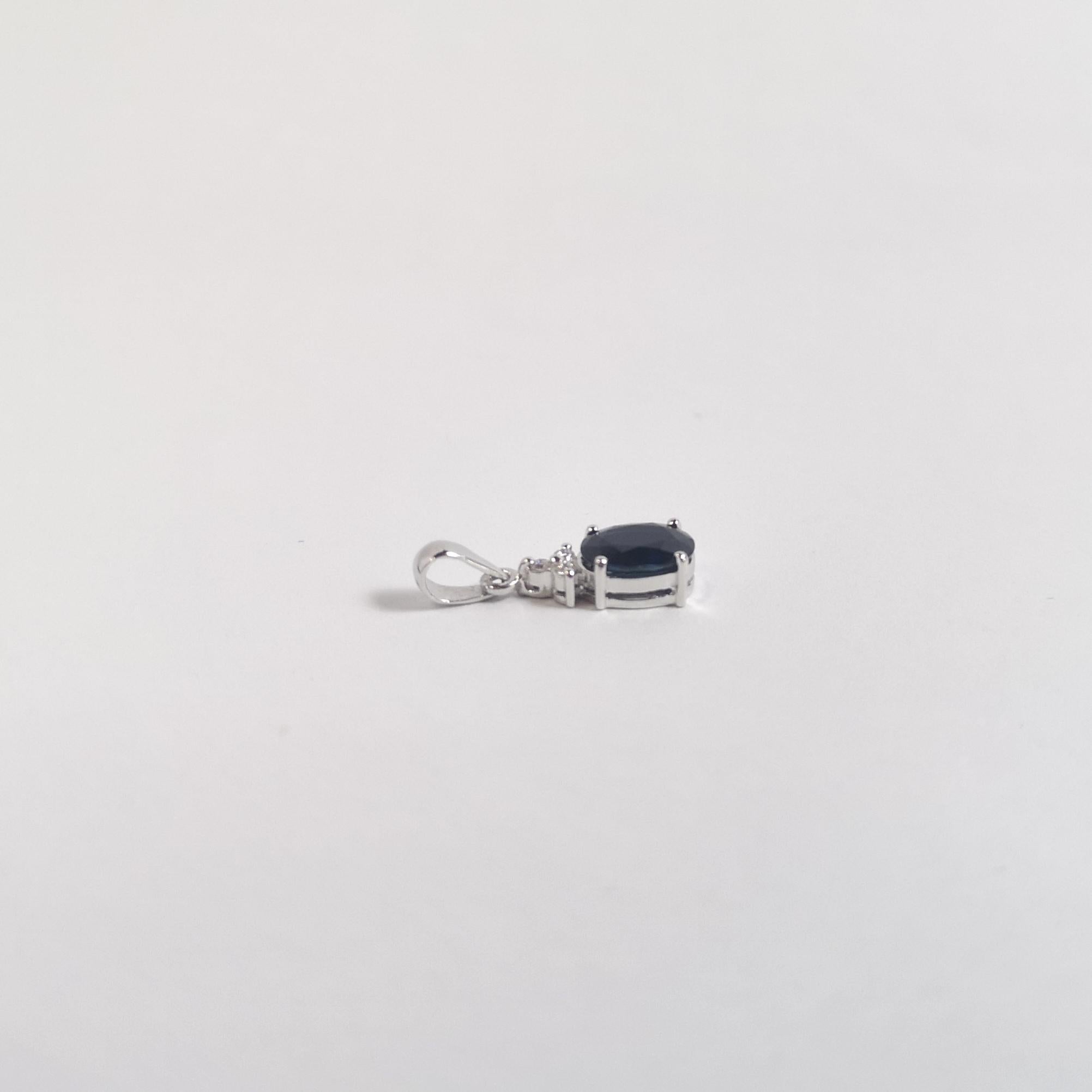 Ciondolo con zaffiro blu e diamante con montatura in oro bianco 18 carati in vendita 1