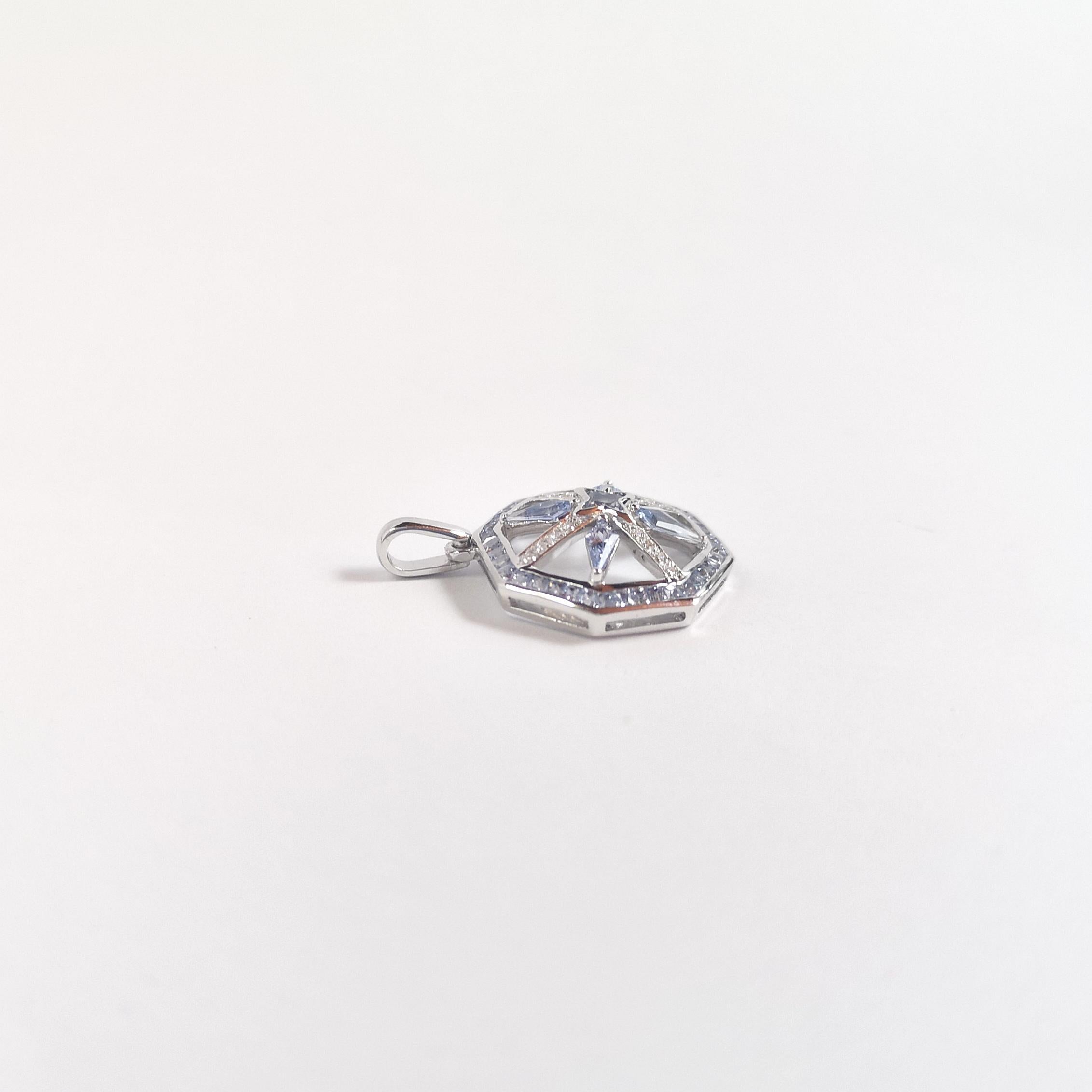 Blauer Saphir mit Diamant-Anhänger in 18 Karat Weißgold-Fassung im Angebot 1