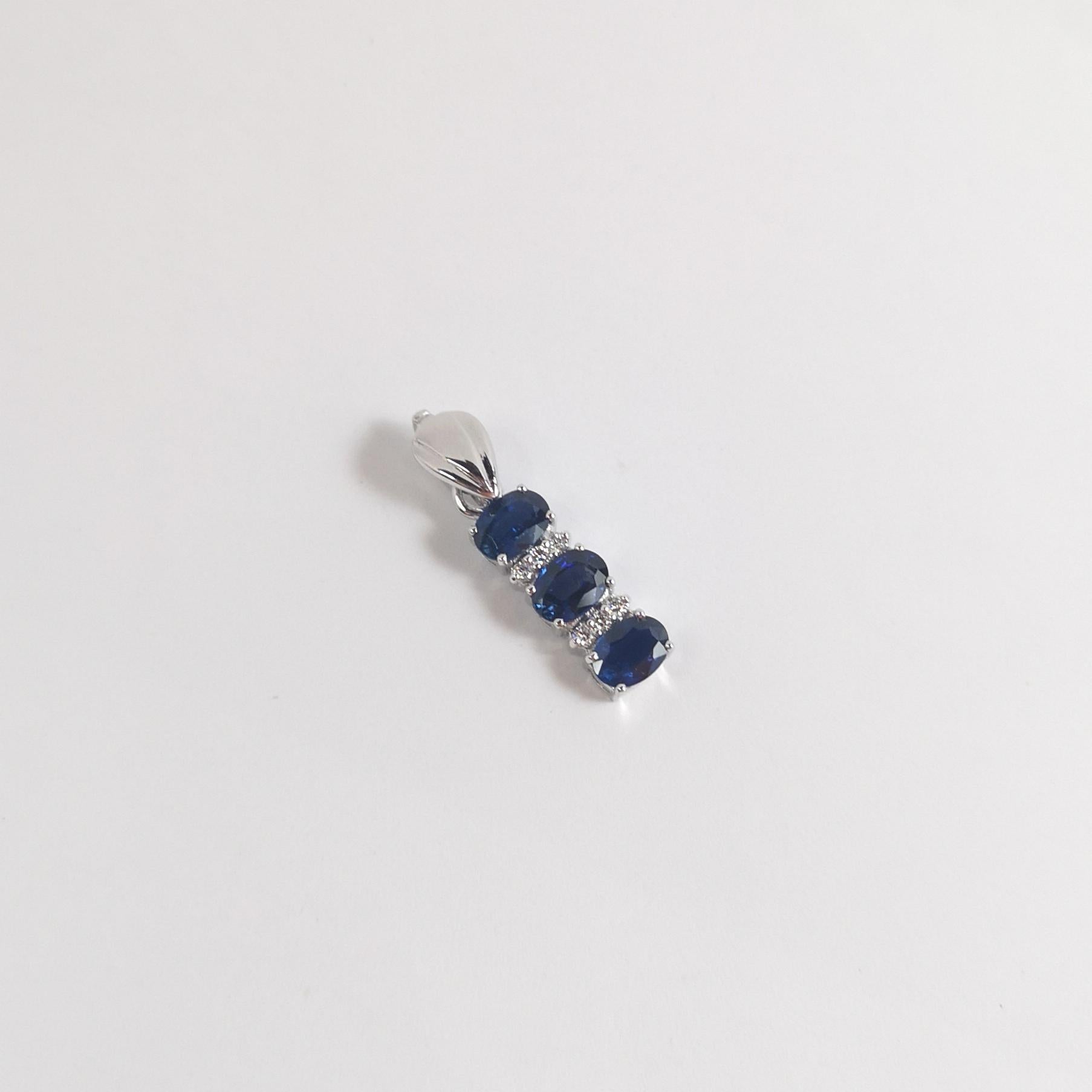 Ciondolo con zaffiro blu e diamante con montatura in oro bianco 18 carati in vendita 1