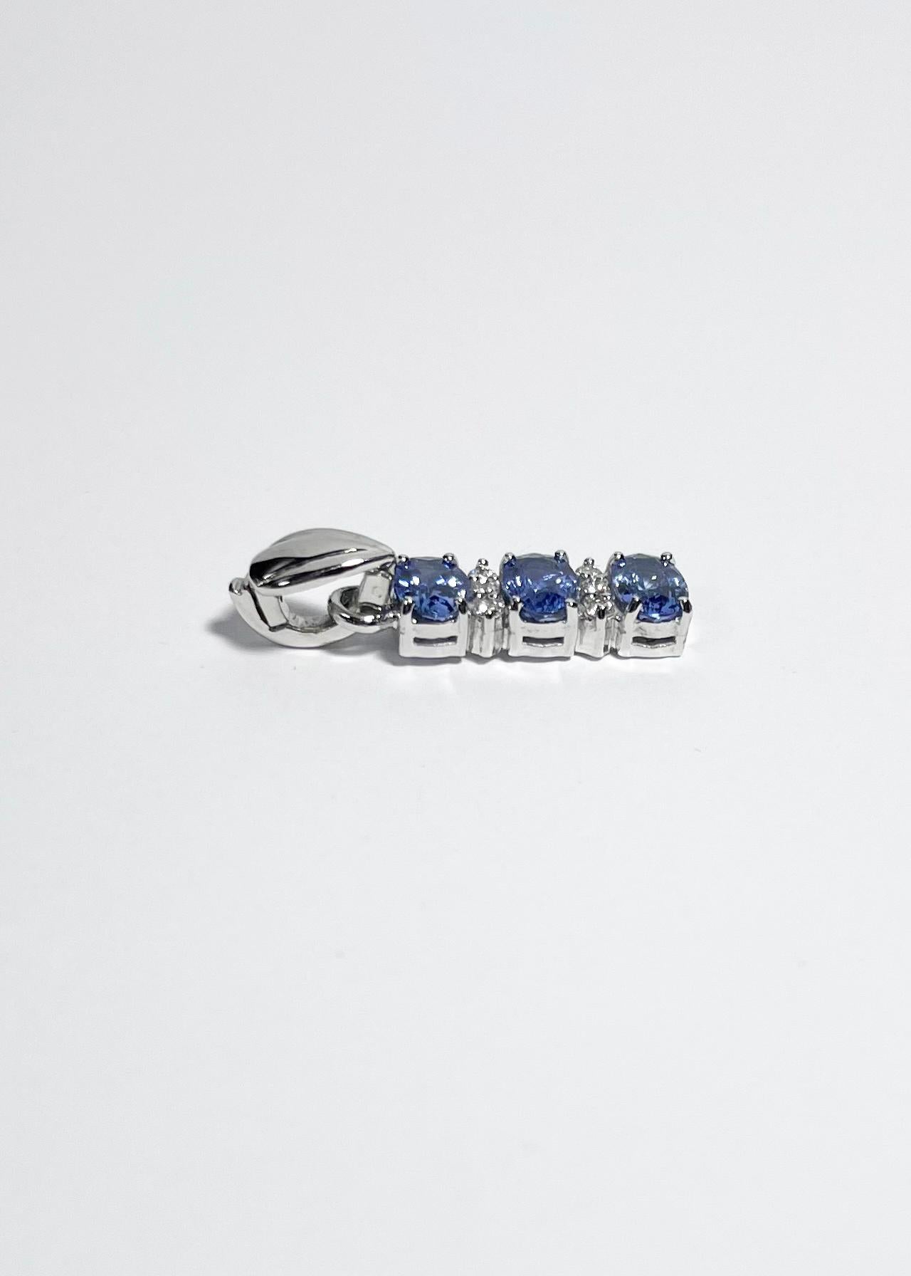 Blue Sapphire with Diamond Pendant set in 18K White Gold Settings in vendita 1
