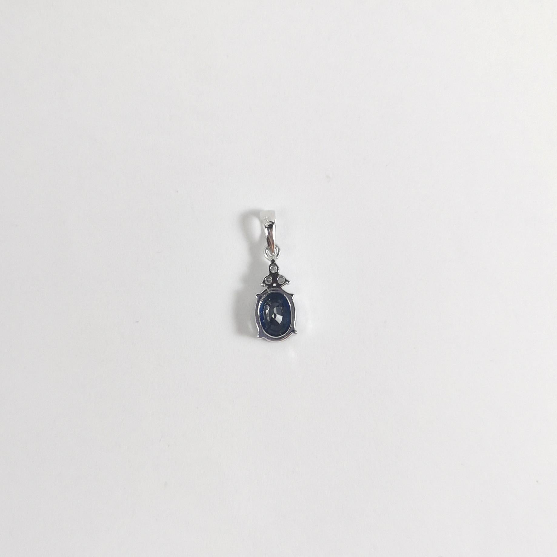 Ciondolo con zaffiro blu e diamante con montatura in oro bianco 18 carati in vendita 2