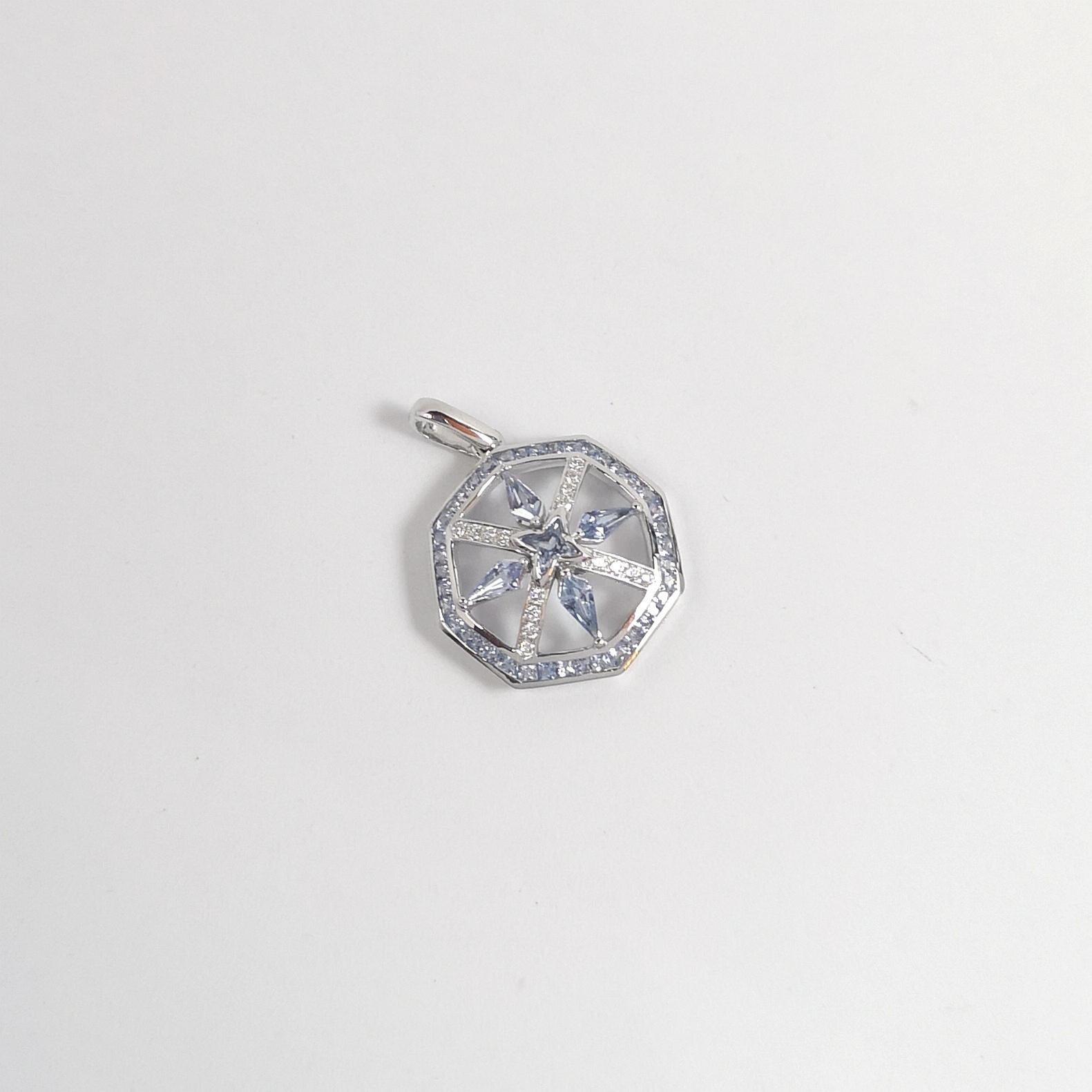 Blauer Saphir mit Diamant-Anhänger in 18 Karat Weißgold-Fassung im Angebot 2